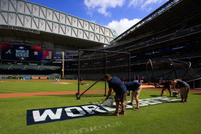 Empleados del Minute Maid Park de Houston preparan el estadio para el inicio hoy martes de la Serie Mundial.
