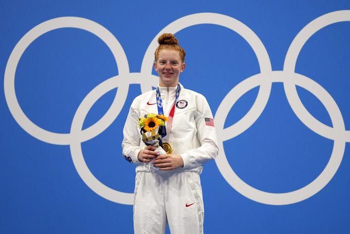 La joven Lydia Jacoby posa con su medalla olímpica de oro en Tokio, Japón, el 27 de julio de 2021.