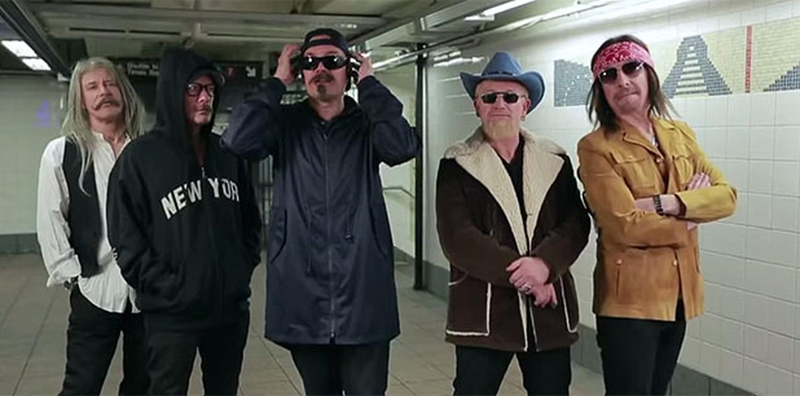 Jimmy Fallon y U2 fueron disfrazados al subway de Nueva York y sorprendieron a los transeúntes. (Youtube)