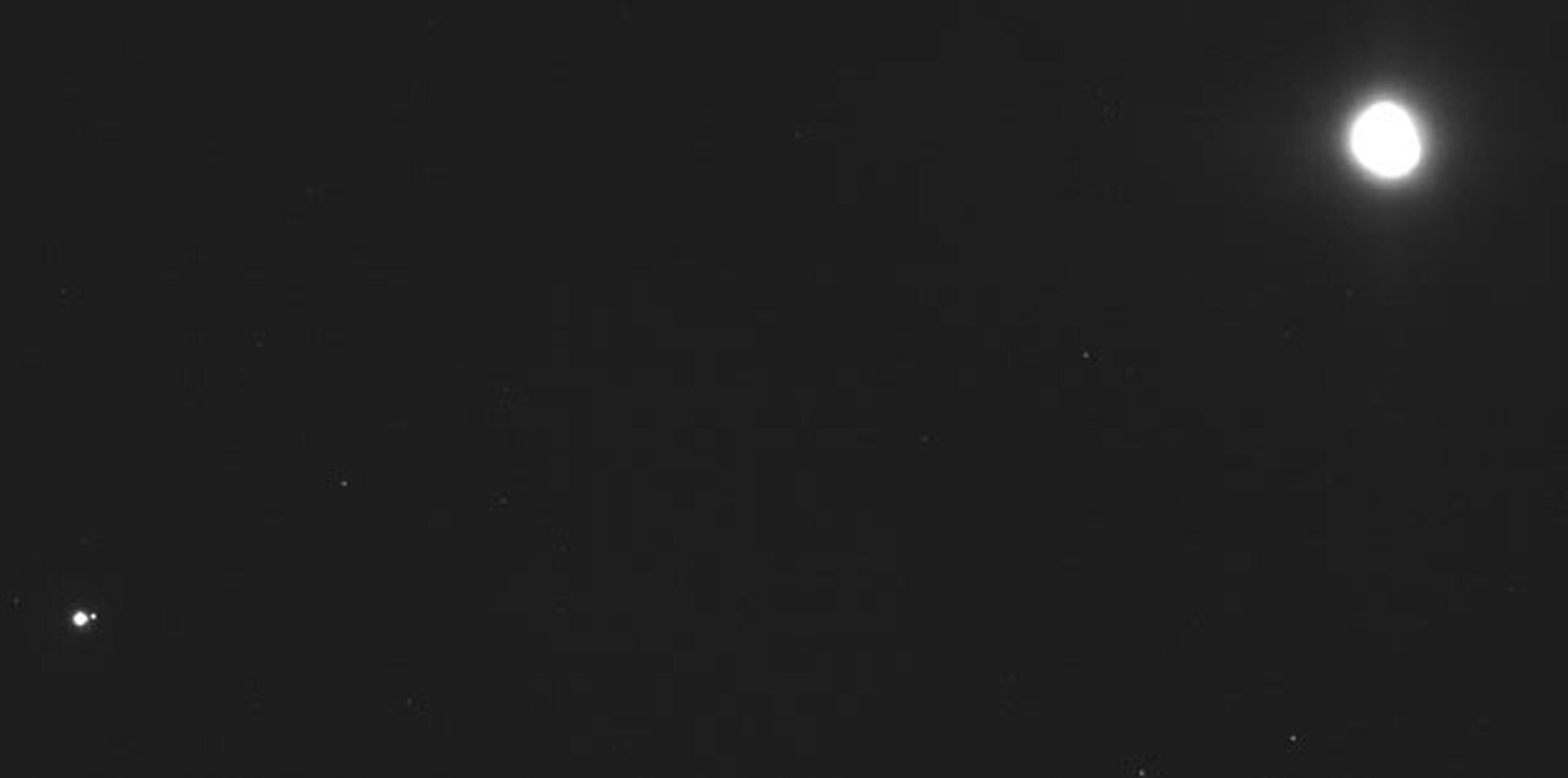 En la fotografía de larga exposición publicada la semana pasada, el pequeño asteroide, de apenas 500 metros de largo (1,640 pies), aparece en primer plano como una gran mancha brillante.