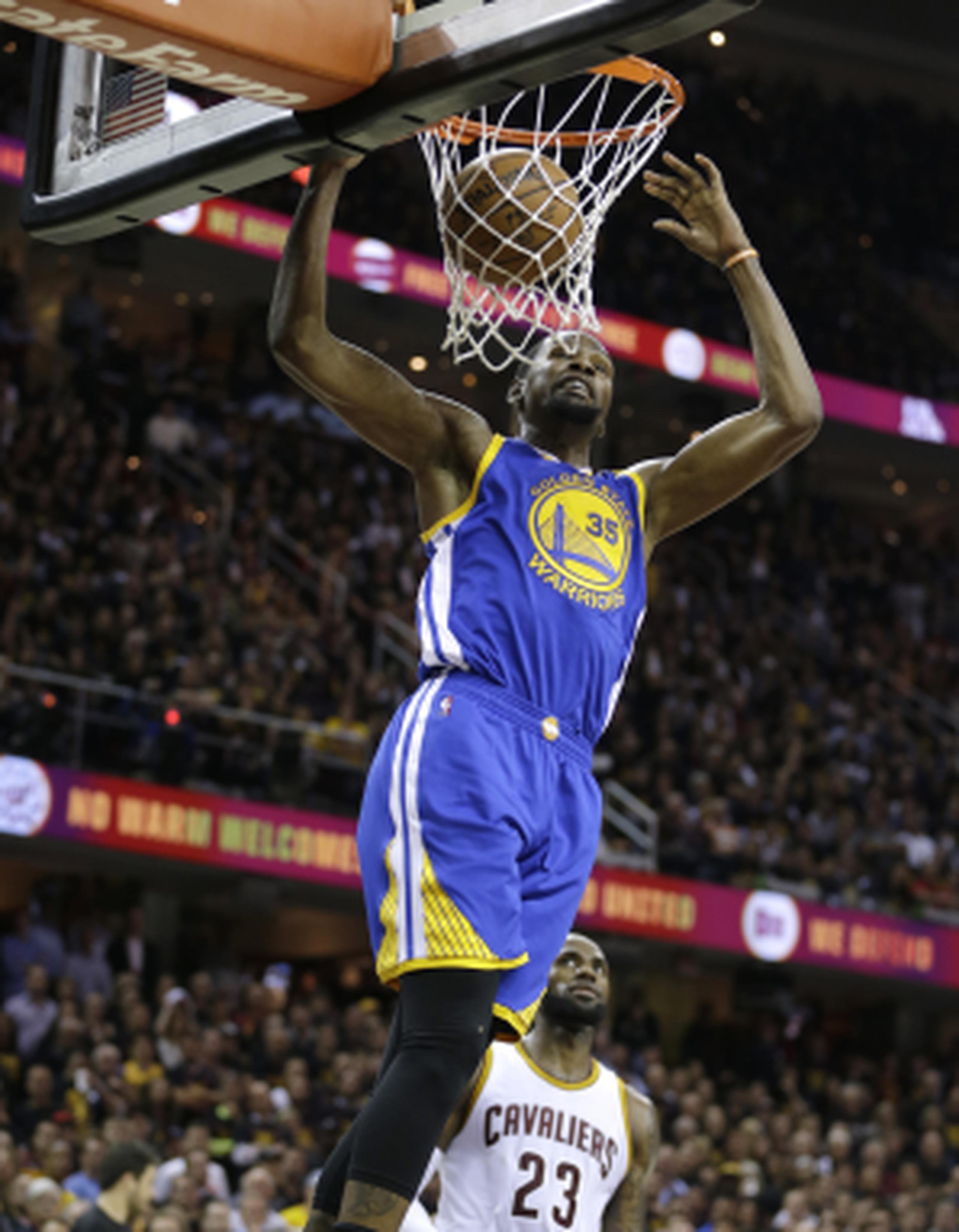 Kevin Durant guió a los Warriors al triunfo con 31 puntos, incluyendo siete tantos en el avance finaldel juego.  (AP / Tony Dejak)