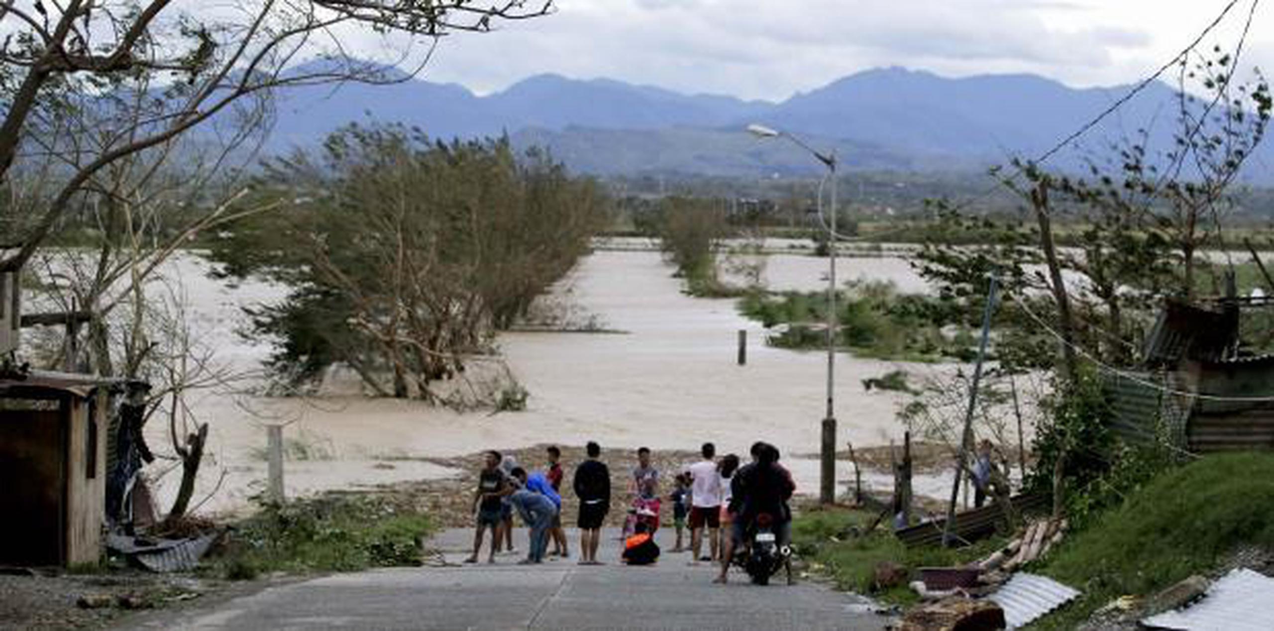 Al menos 12 personas murieron en el norte de Filipinas, en su mayoría por aludes o atrapados en viviendas que colapsaron bajo la fuerza de la tempestad. (AP / Aaron Favila)