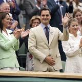 Roger Federer recibe una larga ovación en Wimbledon, incluidos aplausos de la princesa Catalina