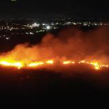 Bomberos atienden incendio forestal en Vega Baja