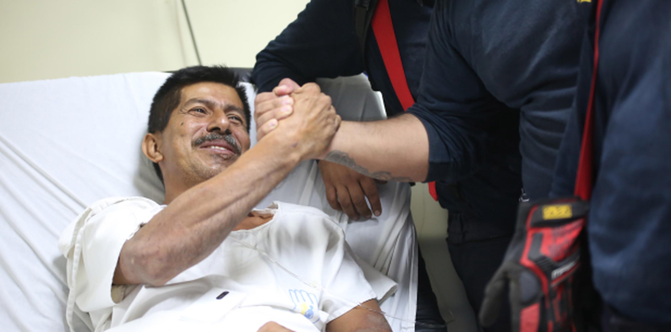 Pablo Córdova comparte con uno de los bomberos colombianos que lo rescató, en el hospital Verdi Cevallos Balda en Portoviejo, Ecuador. (AP / Emilio D. García)