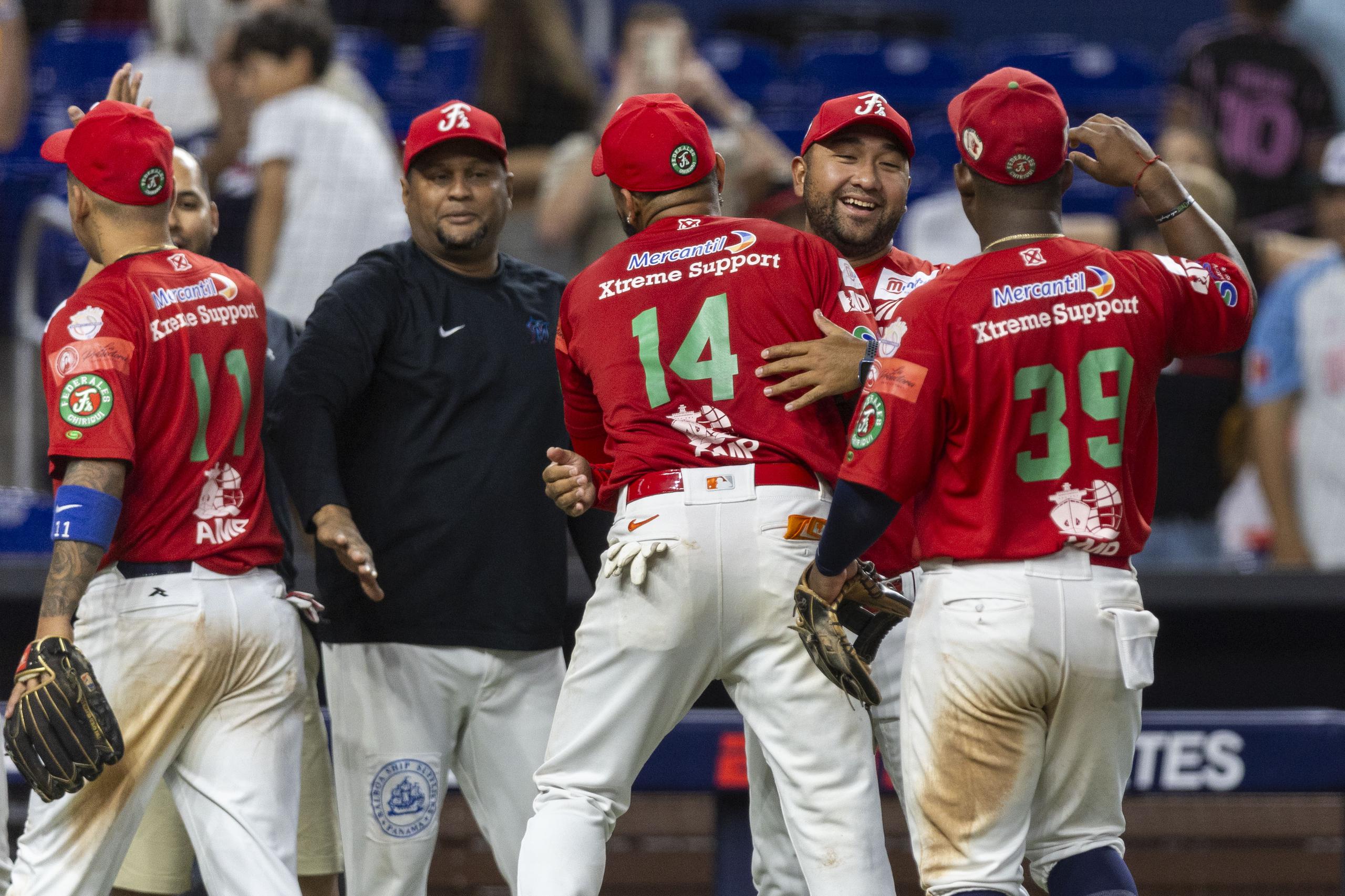 Los jugadores y cuerpo de instructores de los Federales de Chiriquí de Panamá festejan tras conseguir el tercer lugar en la Serie del Caribe.