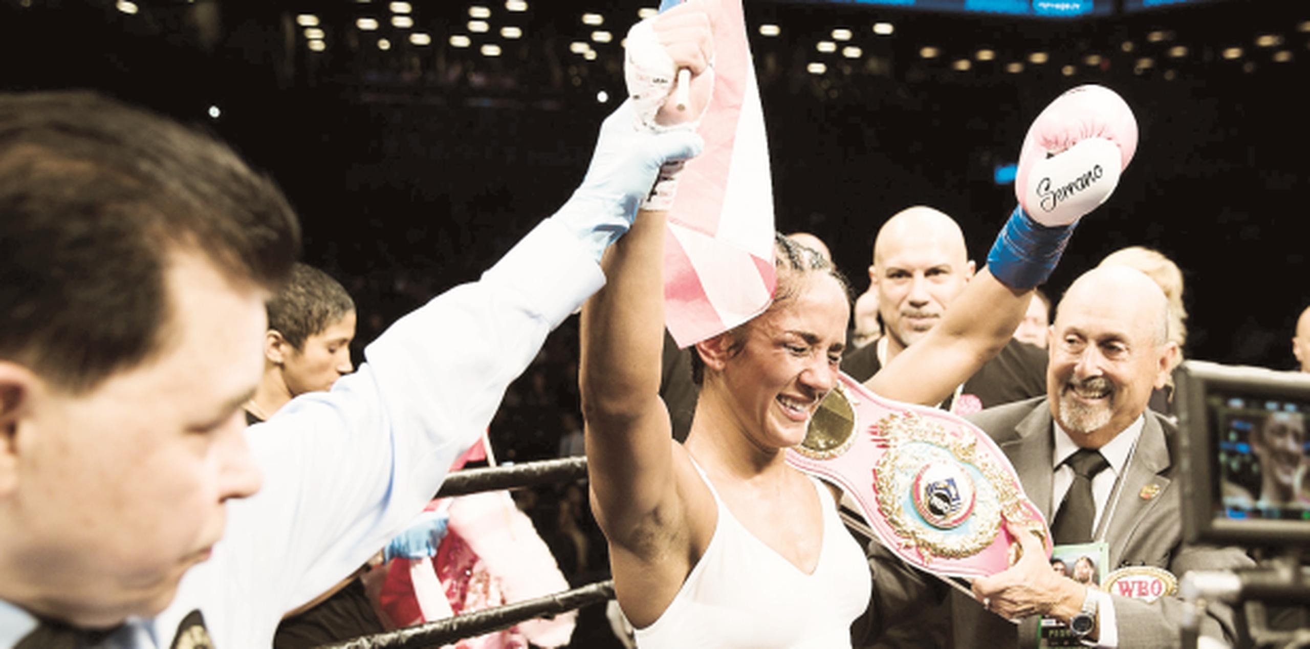 Amanda Serrano es coronada campeona mundial el sábado, cuando ganó el título de las 118 libras de la OMB en Brooklyn. (Suministrada)