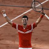 Novak Djokovic va tras la caza de Federer y Nadal en Wimbledon 