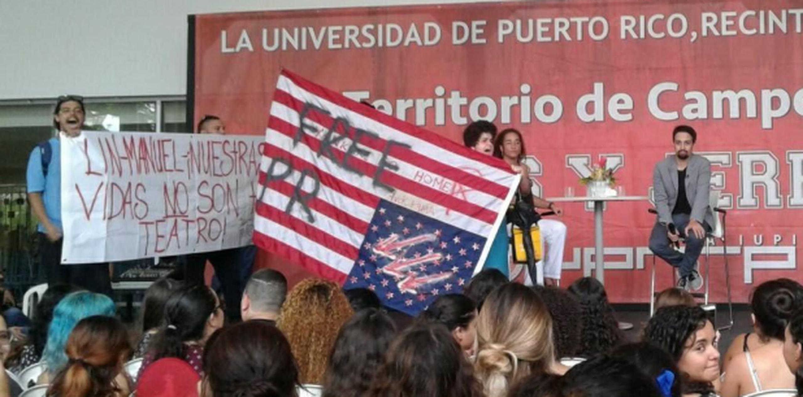 Lin-Manuel Miranda estaba en la tarima cuando los manifestantes subieron a la misma con pancartas. (Facebook / Centro de Comunicación Estudiantil)