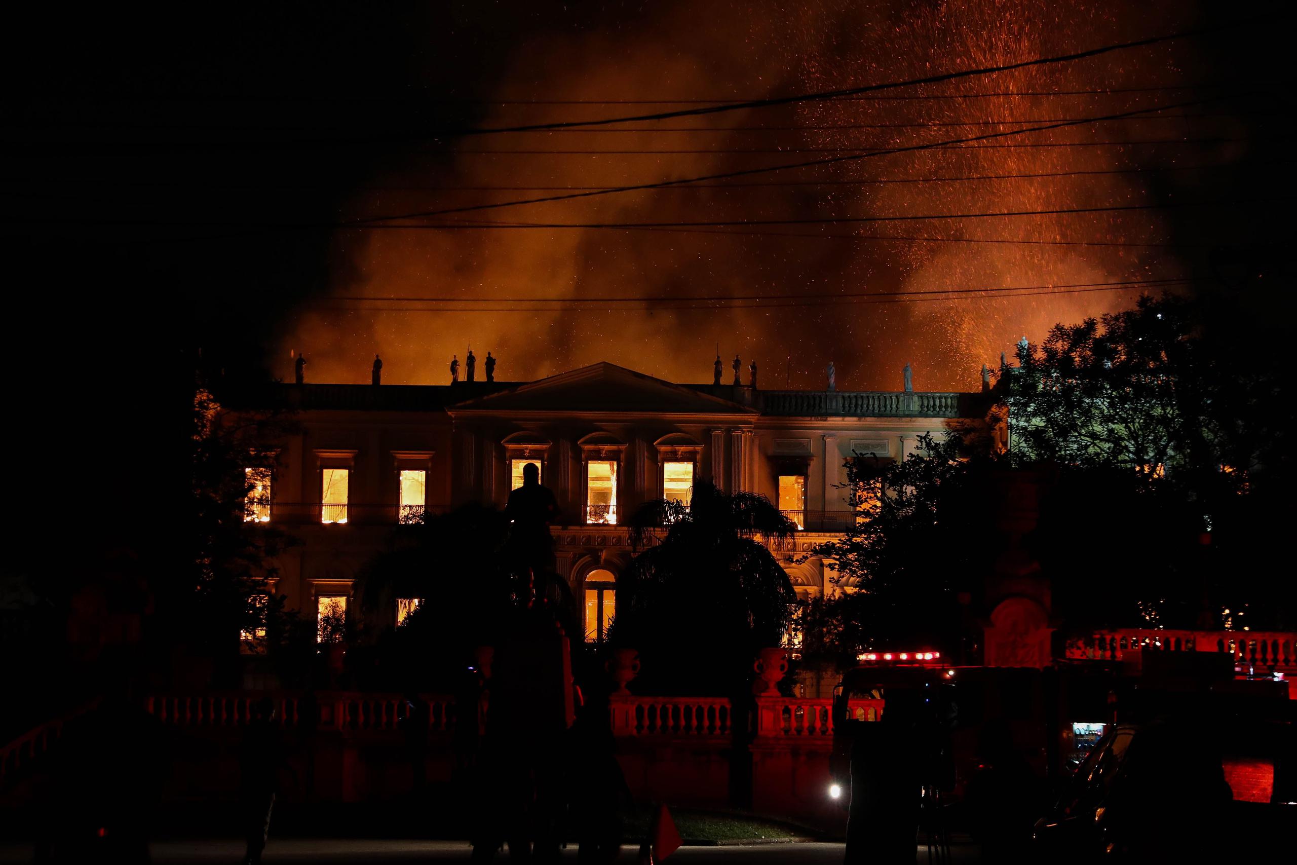 Vista general del museo mientras es consumido por las llamas. (EFE / Marcelo Sayão)