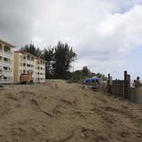 Residentes de Condominio Sol y Playa en Rincón alegan atropello en controversia por zona marítimo terrestre