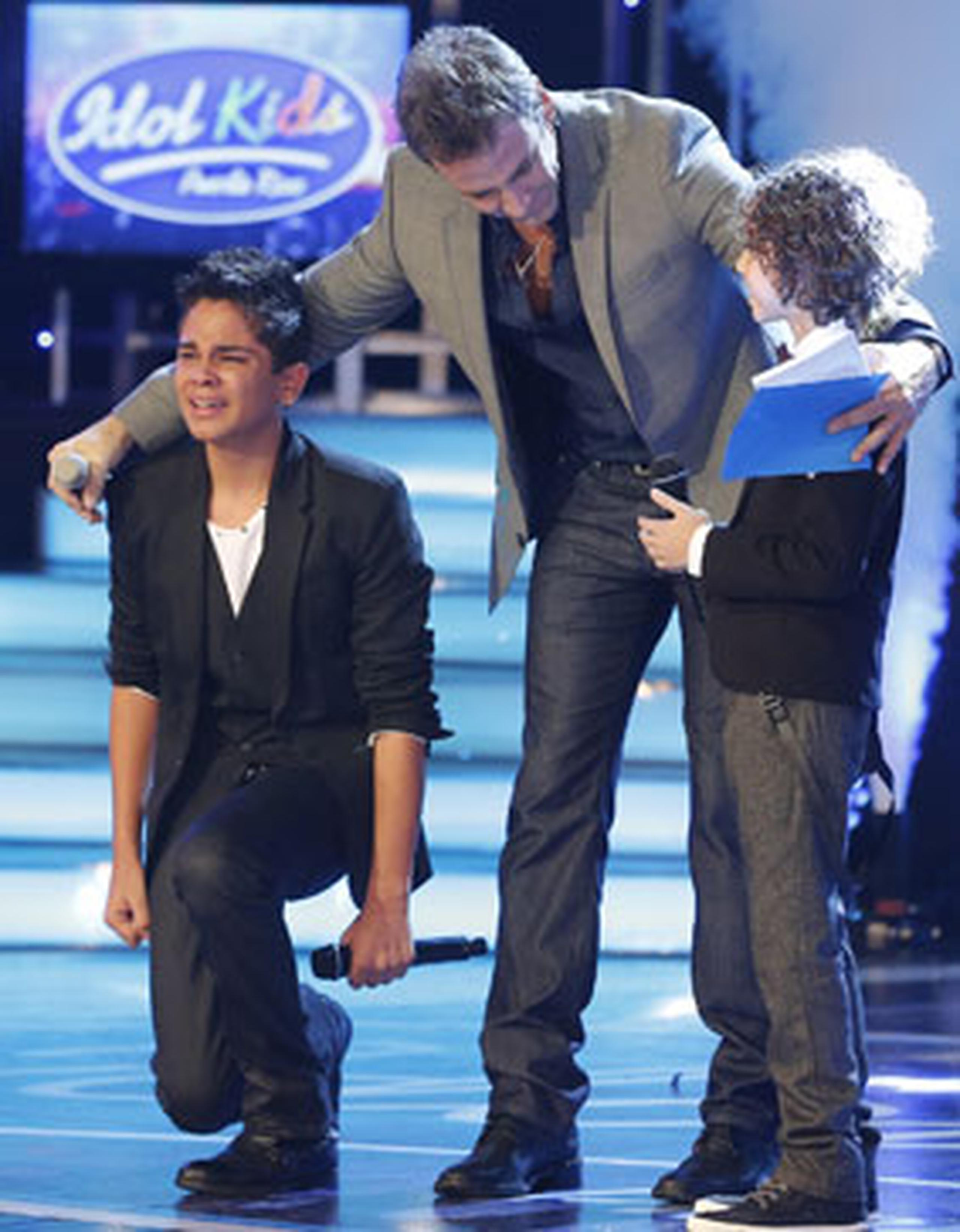 Edgard Hernández cayó arrodillado al piso al saber que es ganador de Idol Kids, superando así a Alexey Badillo. (lino.prieto@gfrmedia.com)