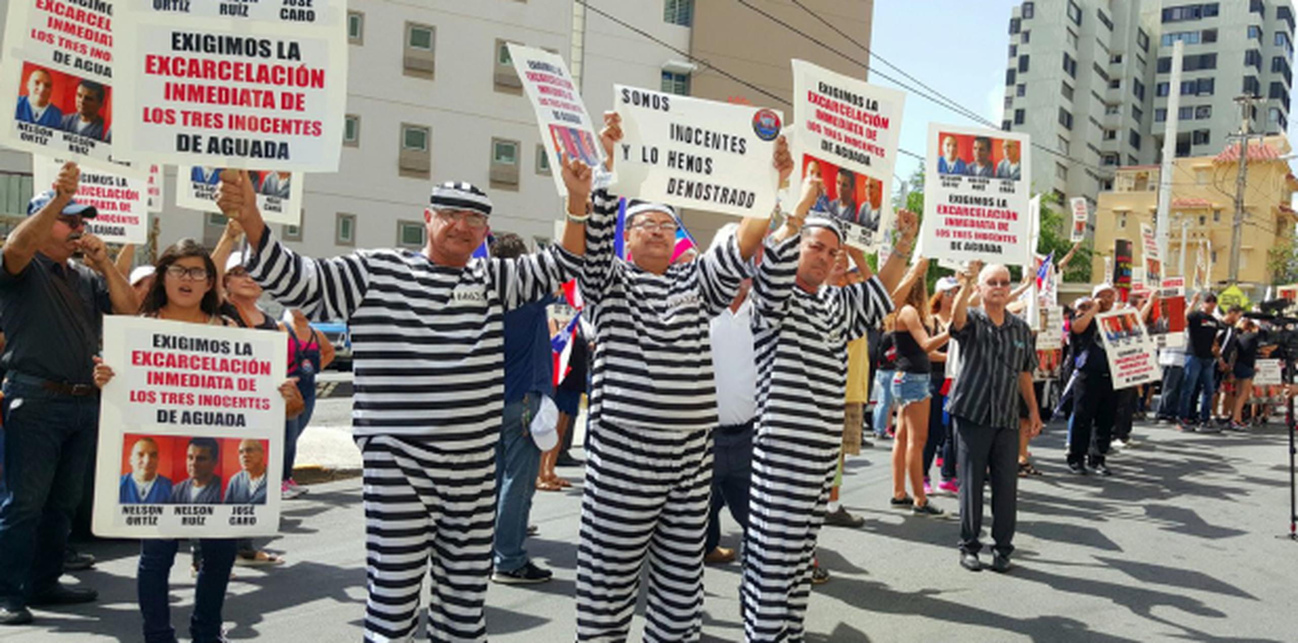 Un nutrido grupo de personas protestó hoy frente a la sede del Departamento de Justicia en Miramar en reclamo por la excarcelación de los convictos por el asesinato de Glorimar Pérez. (tony.zayas@gfrmedia.com)