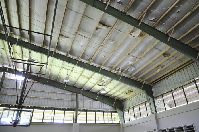 La cancha de baloncesto sufrió daños en el techo desde el huracán María en el 2017 que no han sido reparados.
