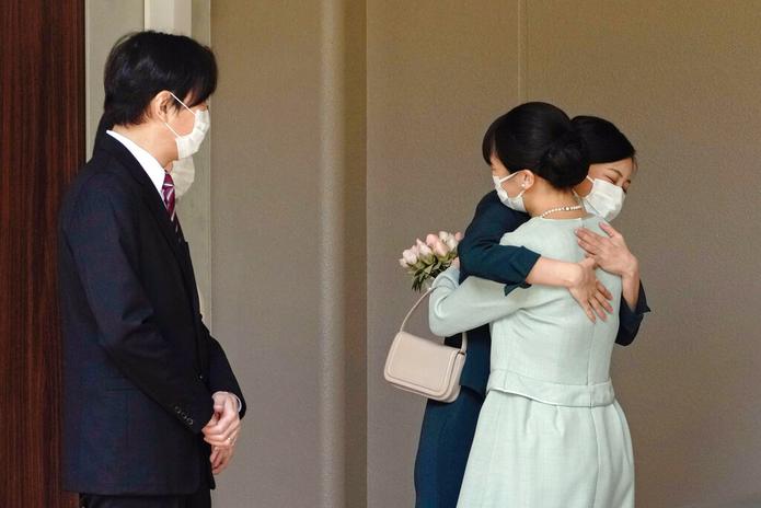 La princesa Mako, a la derecha, abraza a su hermana Kako ante la mirada de sus padres, el príncipe heredero Akishino  y la princesa heredera Kiko, antes de abandonar su casa en el estado de Akasaka, en Tokio, el 26 de octubre de 2021.