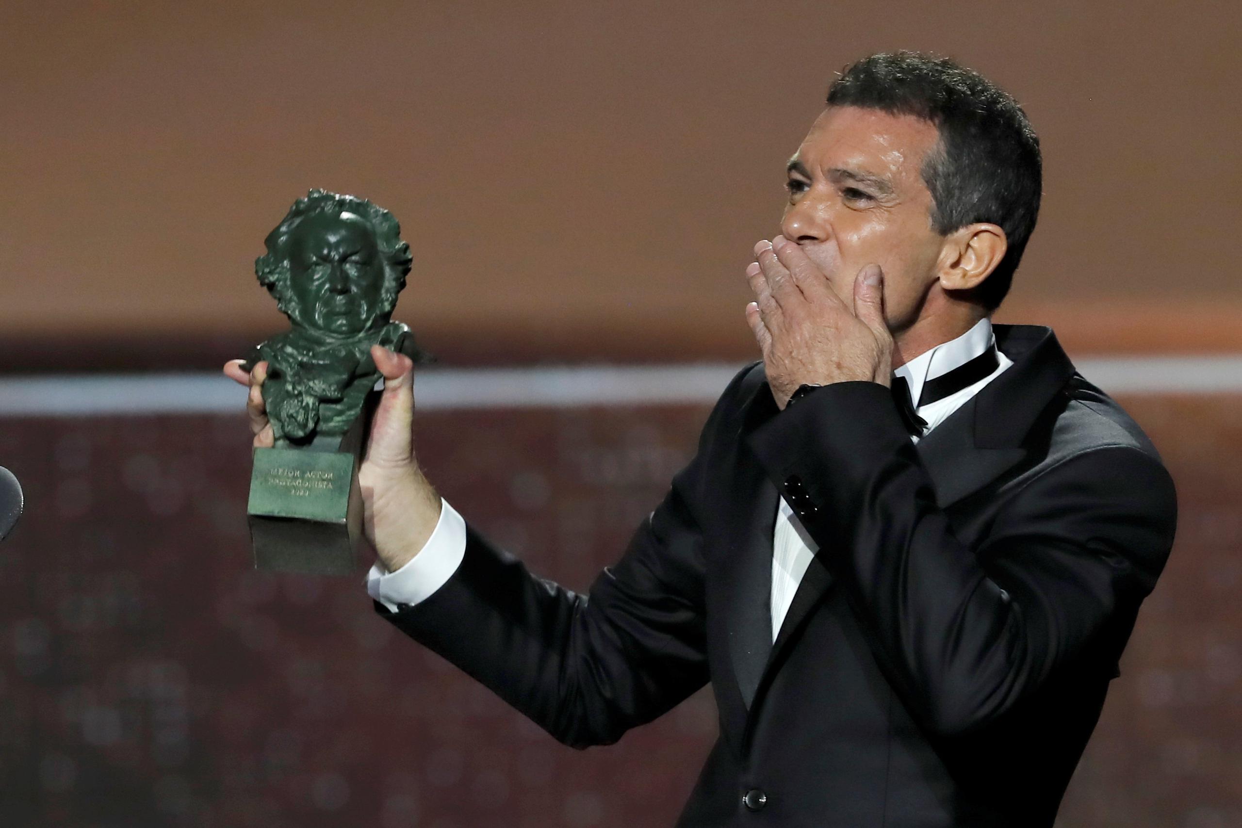 Antonio Banderas, quien recibió previamente el Goya al mejor actor protagonista por su trabajo en "Dolor y Gloria", presentará la ceremonia junto con María Casado.