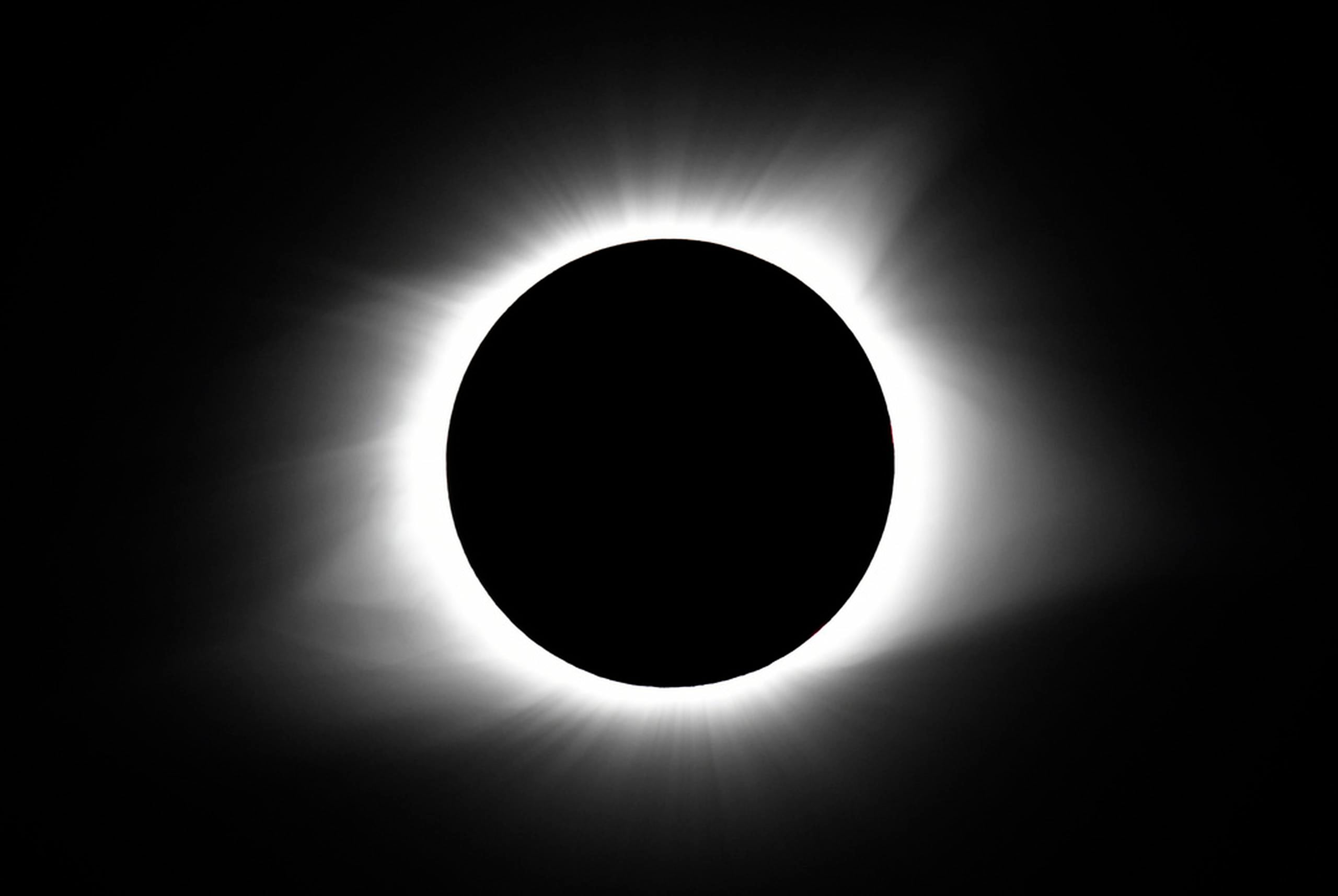 Para los que miren el eclipse con los pies en la tierra, la totalidad durará 4 minutos y 28 segundos como máximo, durando más en Torreón, México, y oscilando entre 3.5 y 4 minutos en otras ubicaciones.