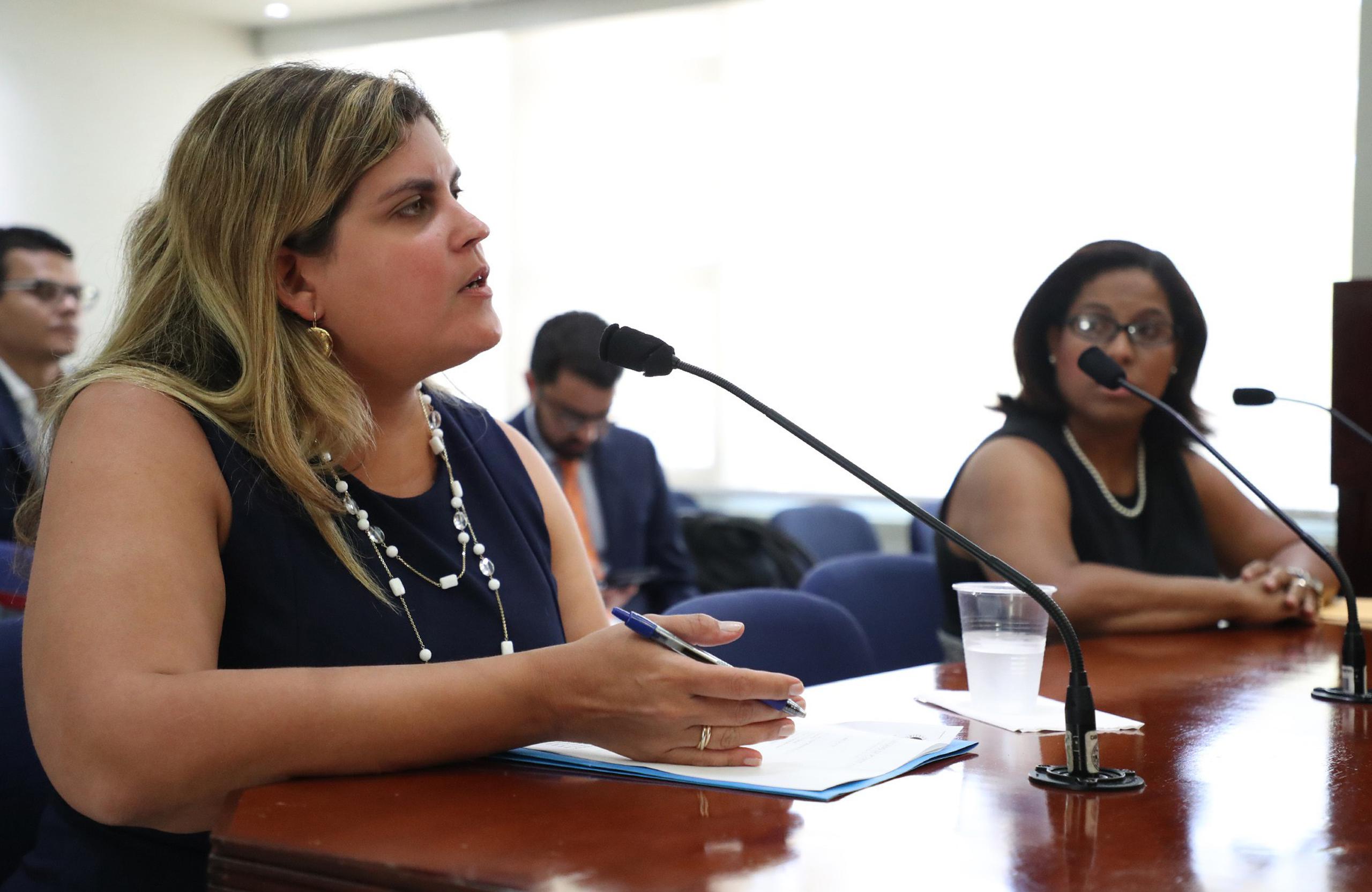 Surima Quiñones deponiendo en la Comisión de Salud de la Cámara de Representantes en abril de 2018 cuando era directora de asesoramiento legal del Departamento de la Familia.
