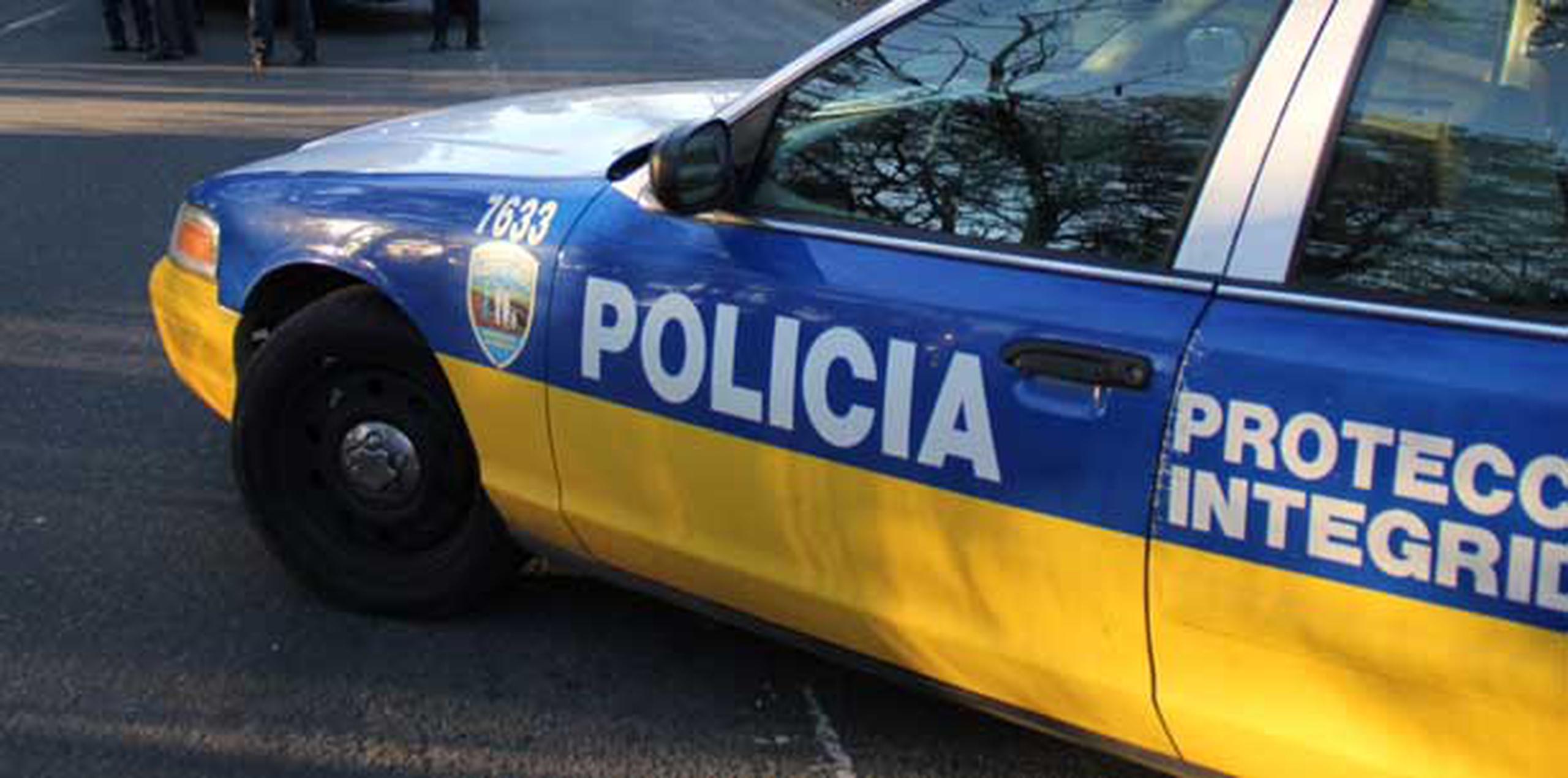 Agentes adscritos a la División de Homicidios del CIC de Caguas junto al fiscal de turno investigan el caso. (Archivo)
