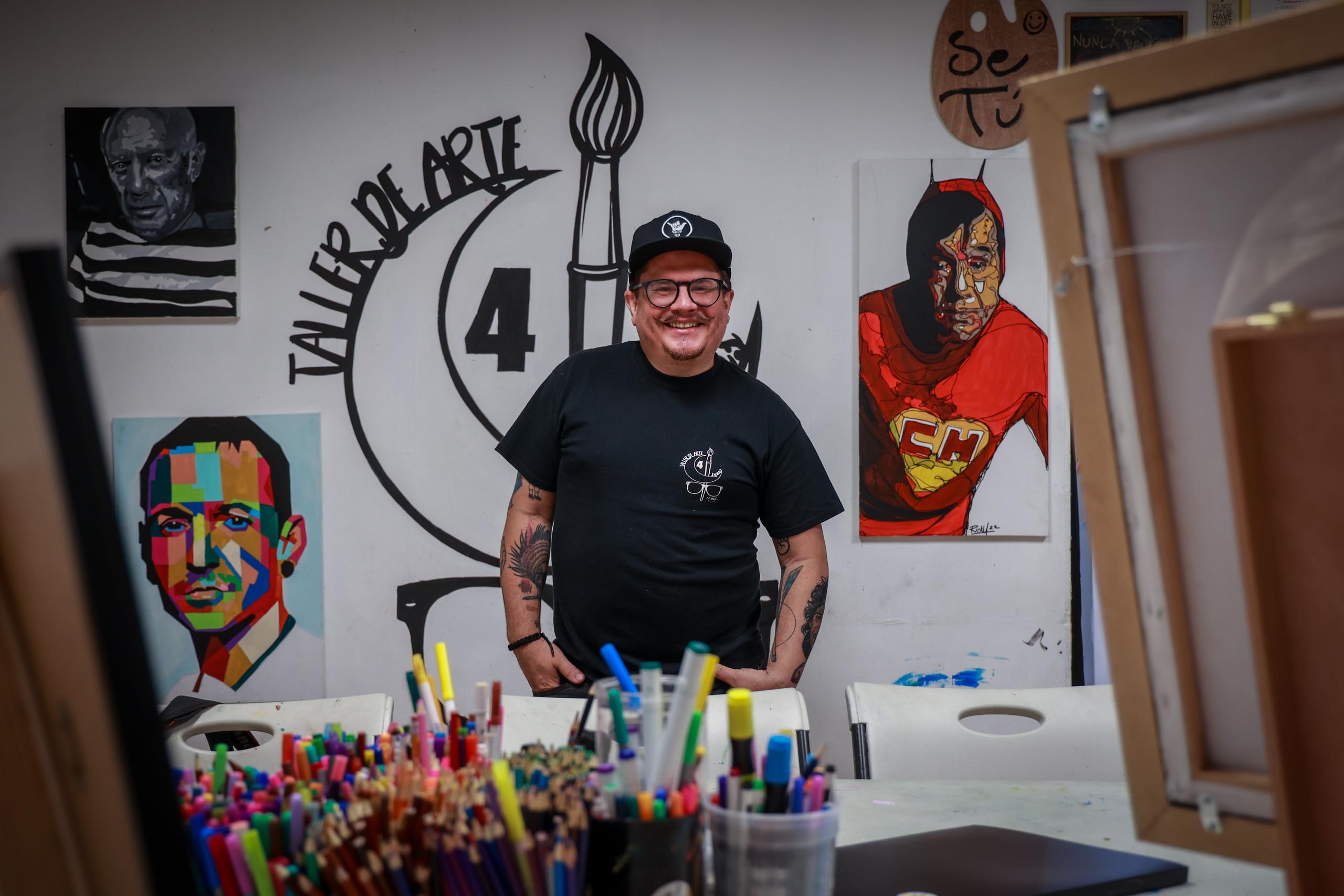 En la foto, Ricardo Núñez, maestro de arte y propietario del taller