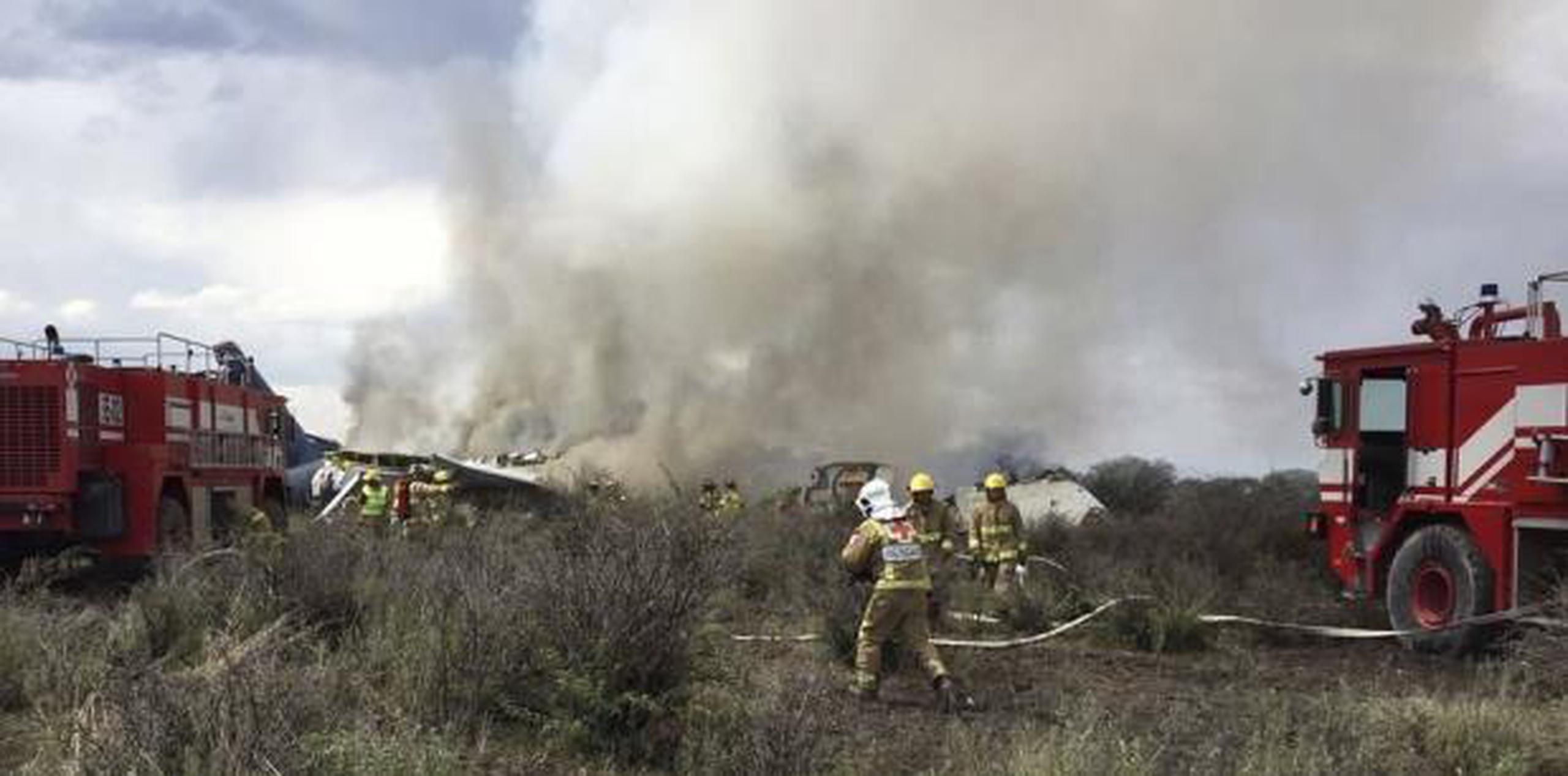 Según las autoridades, el choque hizo que las dos turbinas del avión Embraer 190 se desprendiesen, provocando un incendio de inmediato en las alas. (Oficina de Defensa Civil de Durango vía AP)