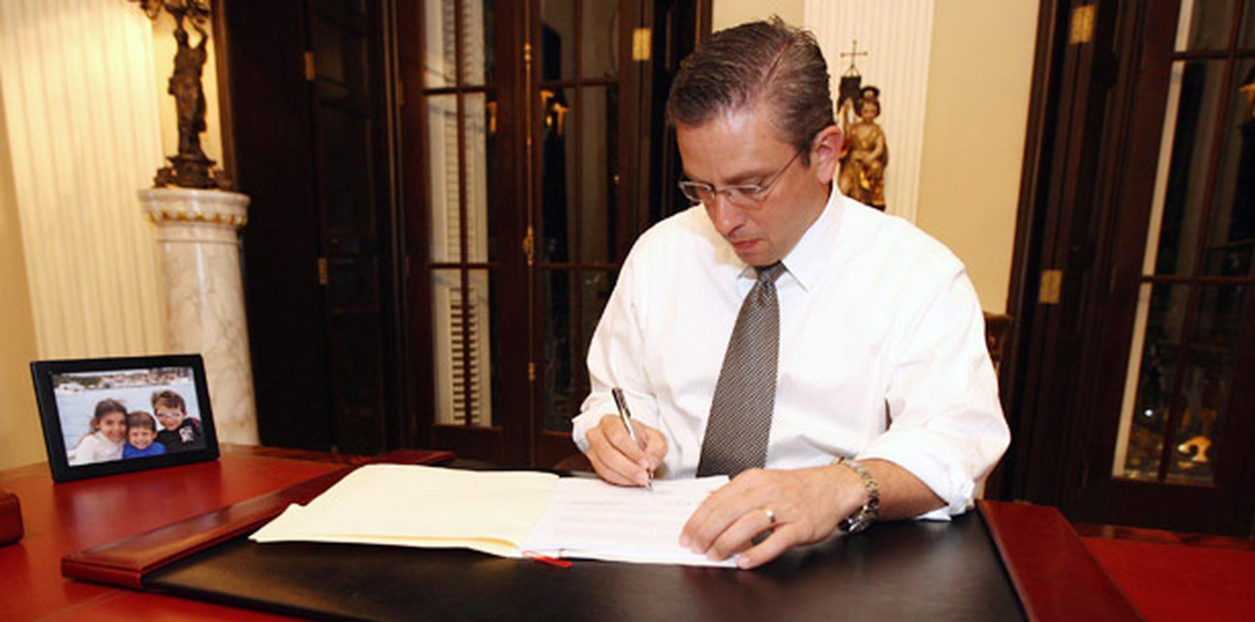 El gobernador de Puerto Rico, Alejandro García Padilla, convirtió en ley la reforma del principal sistema de retiro del Gobierno este jueves por la noche. (Suministrada)