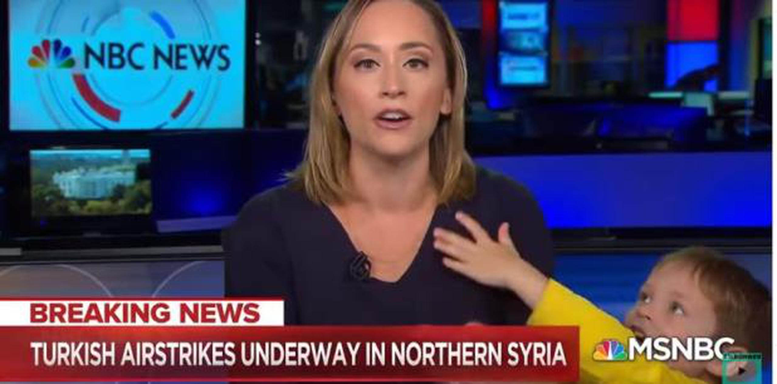 Mientras eso sucedía, la cadena enfocó un mapa de Siria y la reportera seguía narrando la historia.  (Captura)