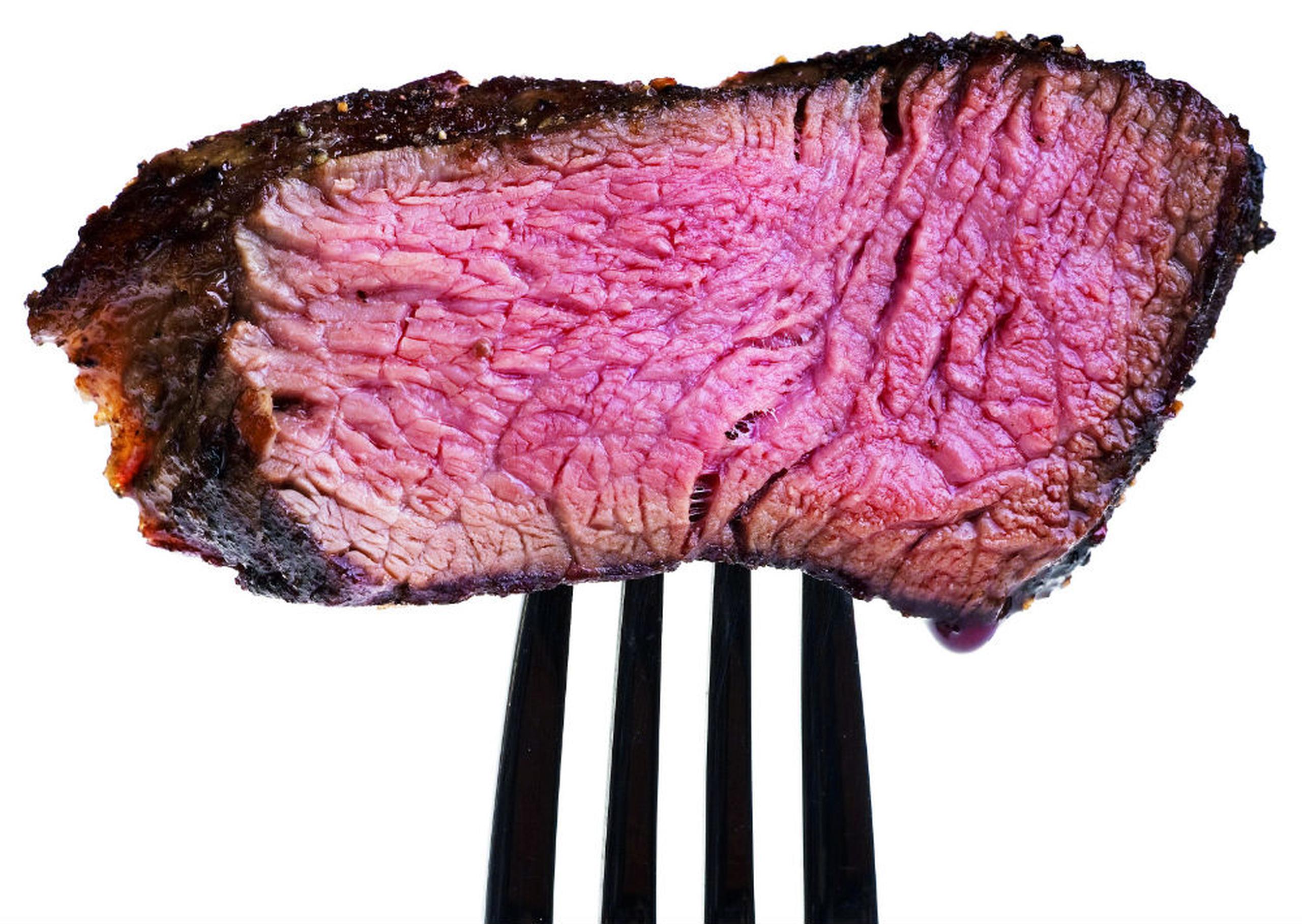 Las carnes rojas magras aportan hierro y zinc, además de antioxidantes que favorecen la producción de glóbulos blancos. Eso sí, no es recomendable consumirla en exceso. (Archivo)