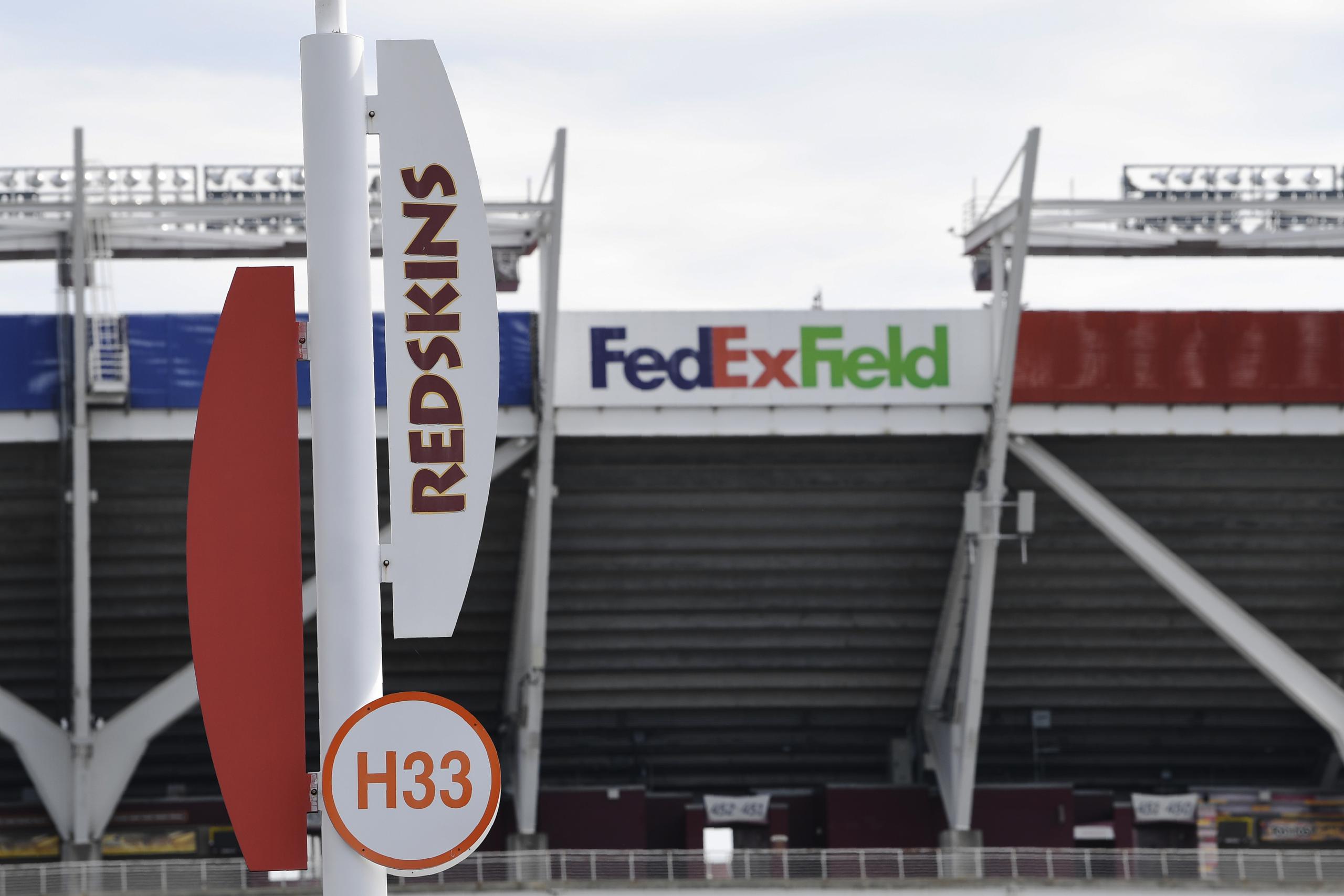 La presión de auspiciadores del equipo, entre ellos FedEx, el patrocinador del estadio, llevó a la franquicia a tomar la decisión que venía ponderando hace semanas.