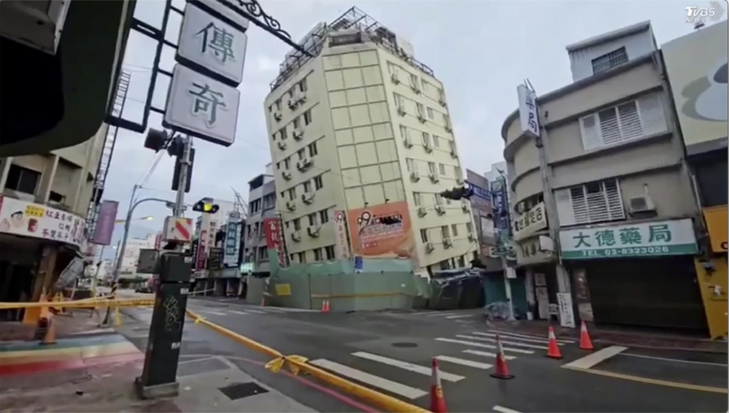 En este fotograma se ven calles en Hualien, Taiwán, acordonadas después que una serie de sismos sacudieron la isla el 23 de abril de 2024.