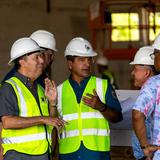 Gobernador recorre la construcción del nuevo hospital de Vieques
