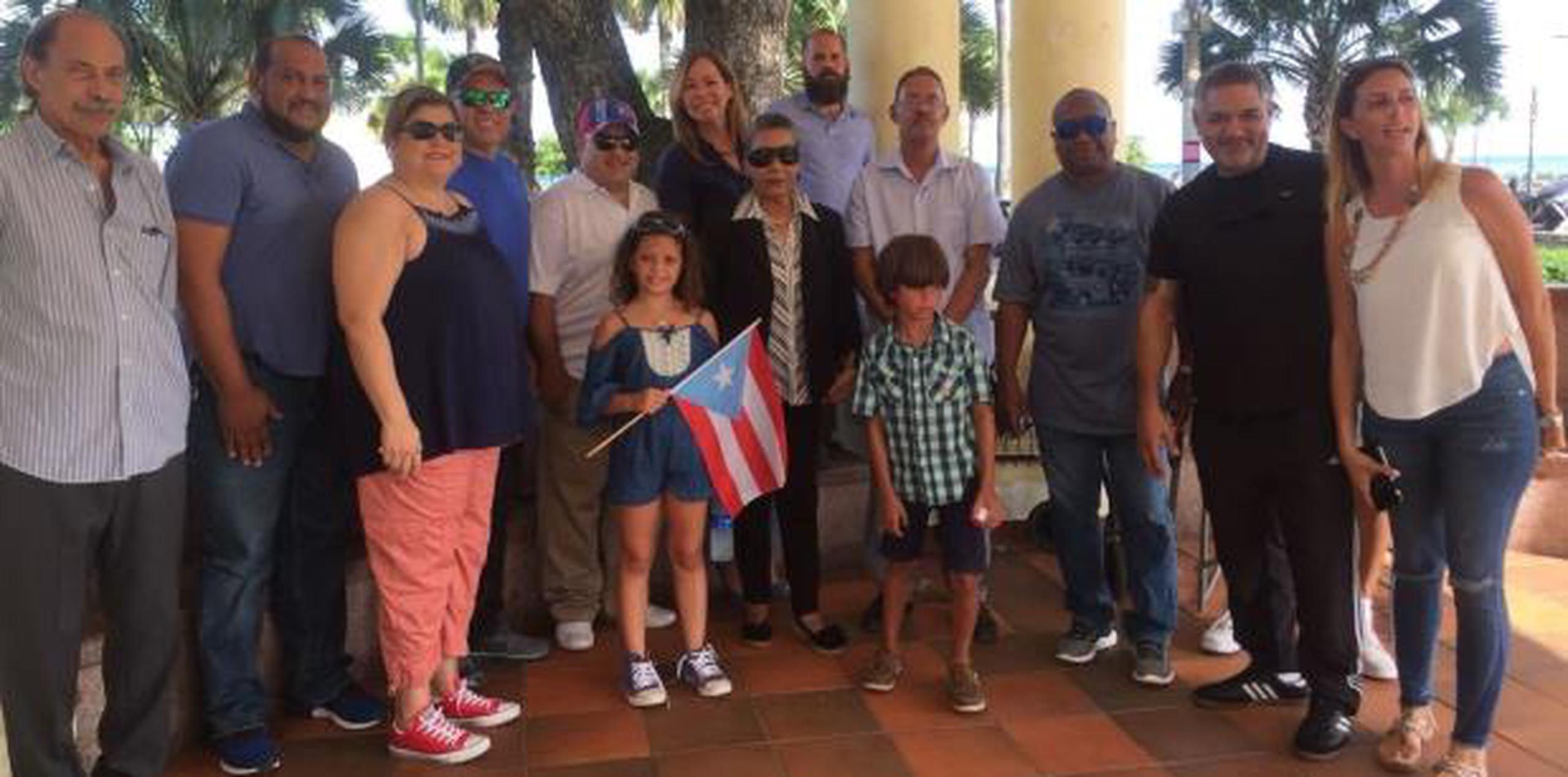 Un grupo de puertorriqueños en una reunión en el parque Eugenio María de Hostos en Santo Domingo.  (Suministrada)