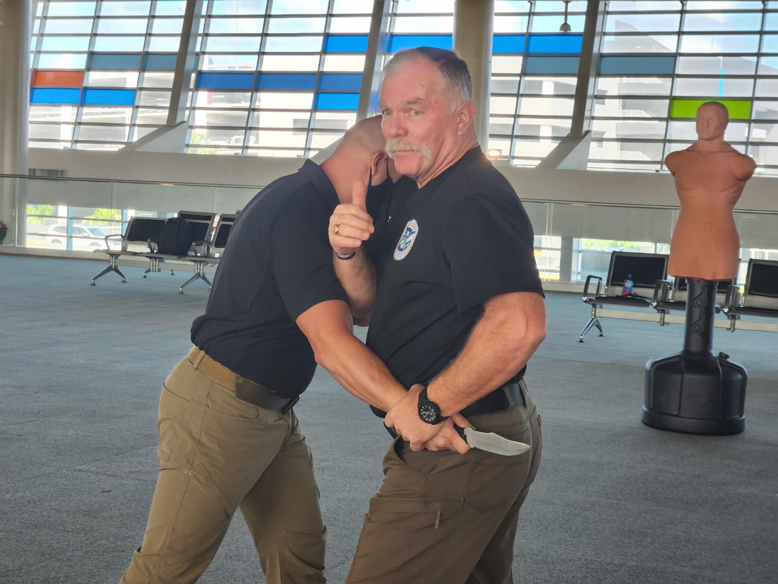 Alguaciles federales de la Administración de Seguridad en el Transporte (TSA, por su sigla en inglés) del Departamento de Seguridad Nacional de los Estados Unidos adiestraron a los empleados de las líneas aéreas.