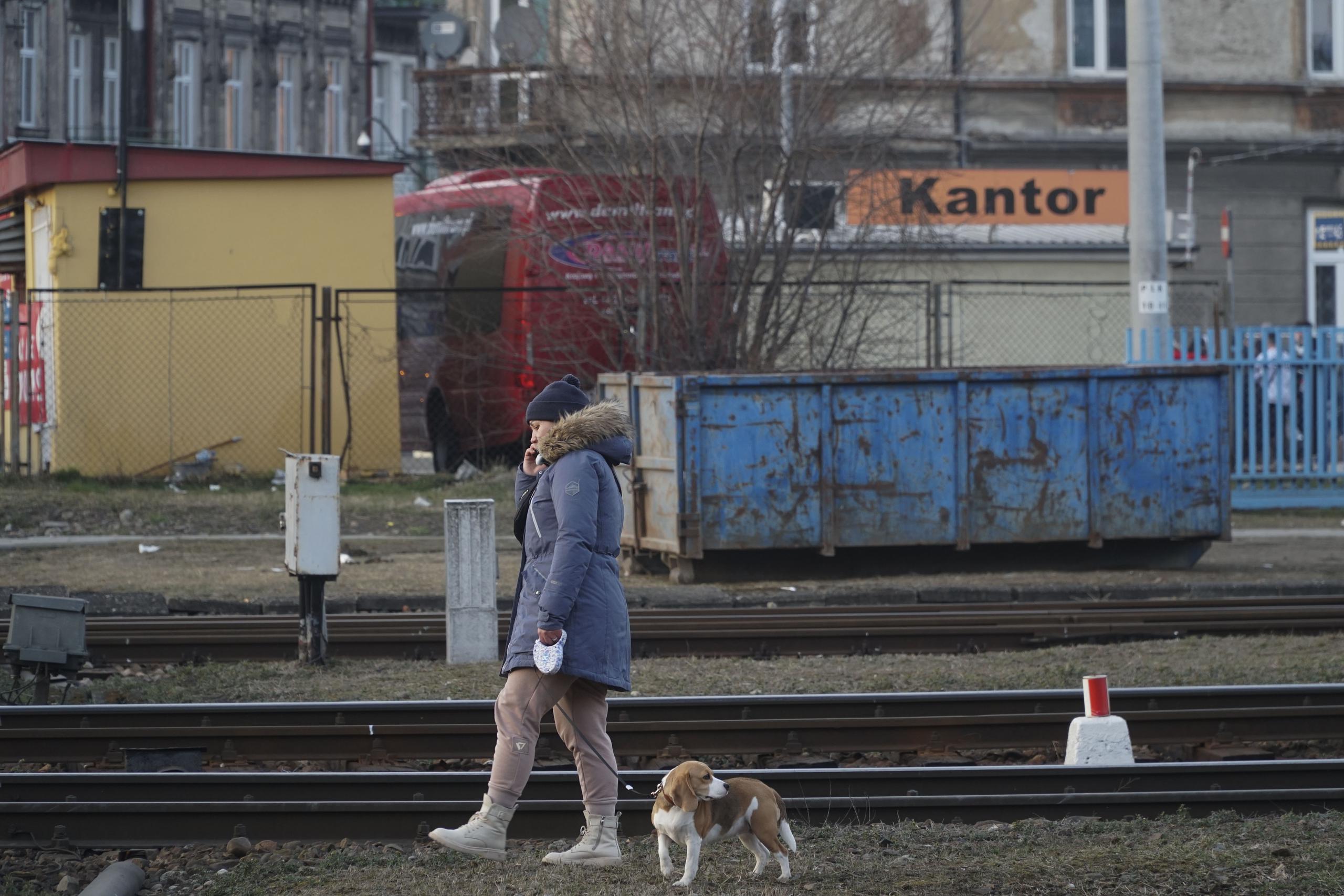 Una mujer pasea a su mascota en Varsovia, en Polonia. (EFE/Imane Rachdi)
