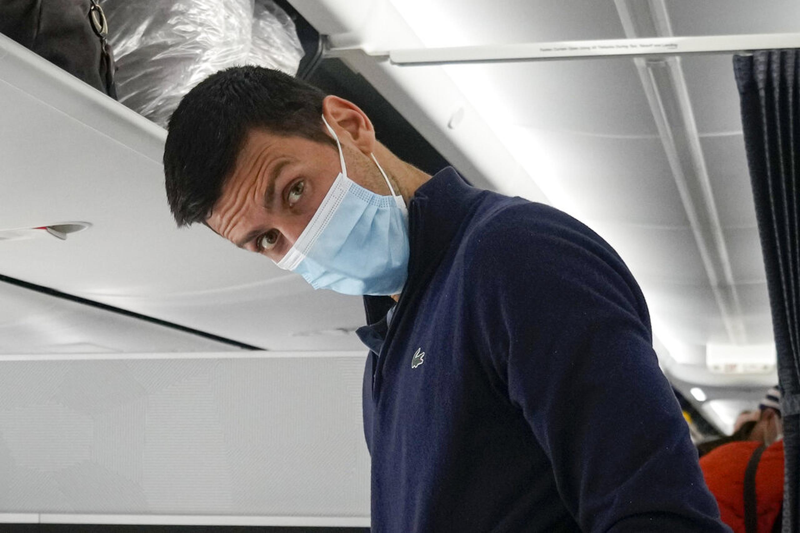 Novak Djokovic se prepara para ocupar su asiento en un avión hacia Belgrado, en Dubái, el lunes 17 de enero de 2022.