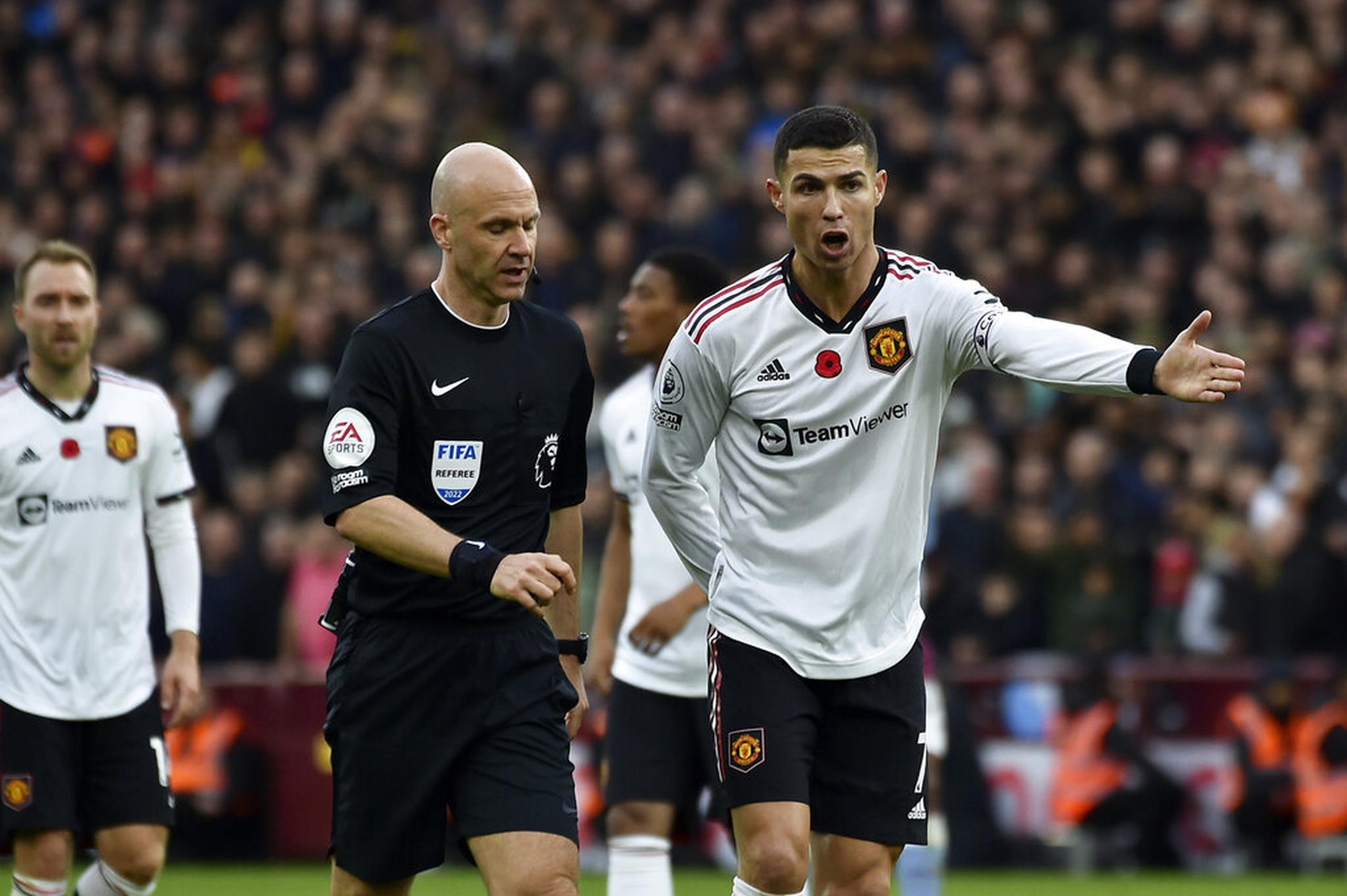 Cristiano Ronaldo, del Manchester United, reclama al árbitro Anthony Taylor durante un partido de fútbol de la Liga Premier de Inglaterra, entre Aston Villa y Manchester United en Villa Park en Birmingham, Inglaterra, el 6 de noviembre de 2022.