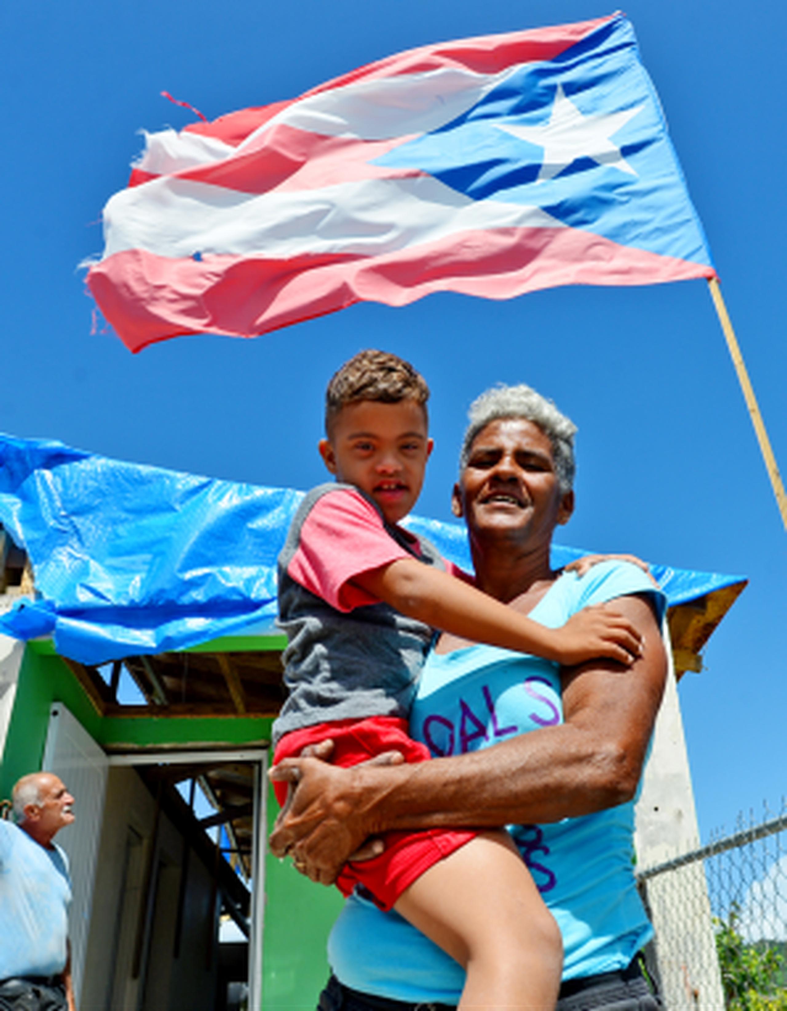 Roselis Díaz, con su hijo Sebastián en brazos, un niño con Síndrome Down, vio desvanecer con el huracán la residencia en la cual residía. FEMA le dio $5,000 para gastos de reconstrucción, dinero que no cubre sus pérdidas. (luis.alcala@gfrmedia.com)