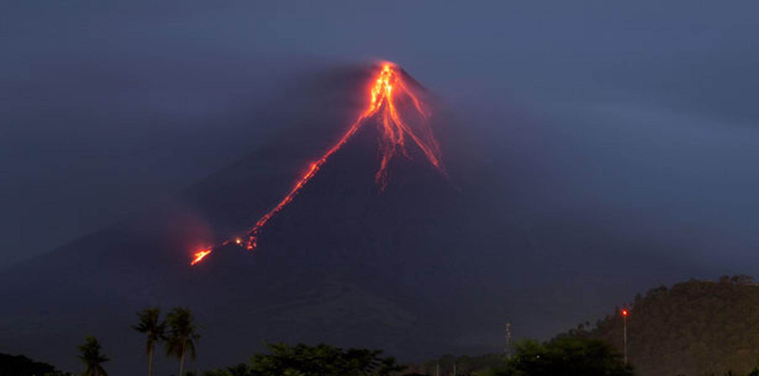 Expertos advirtieron la semana pasada que la actividad sísmica bajo el volcán significa que una erupción grande pudiera ser inminente. (AP)