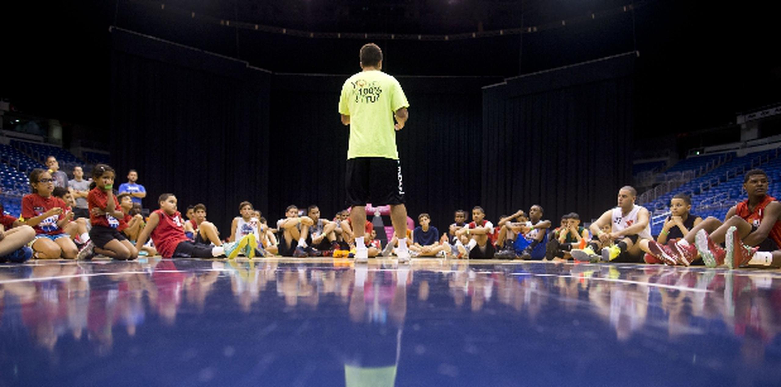 José Juan Barea compartió sus experiencias en la NBA y contestó preguntas de  los jóvenes que asistieron ayer a su campamento.   tonito.zayas@gfrmedia.com