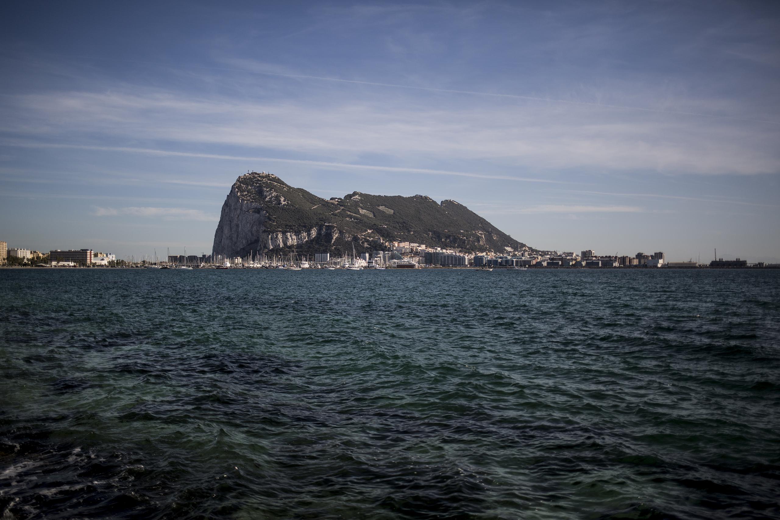 Vista de Gibraltar desde la vecina ciudad española de La Línea.