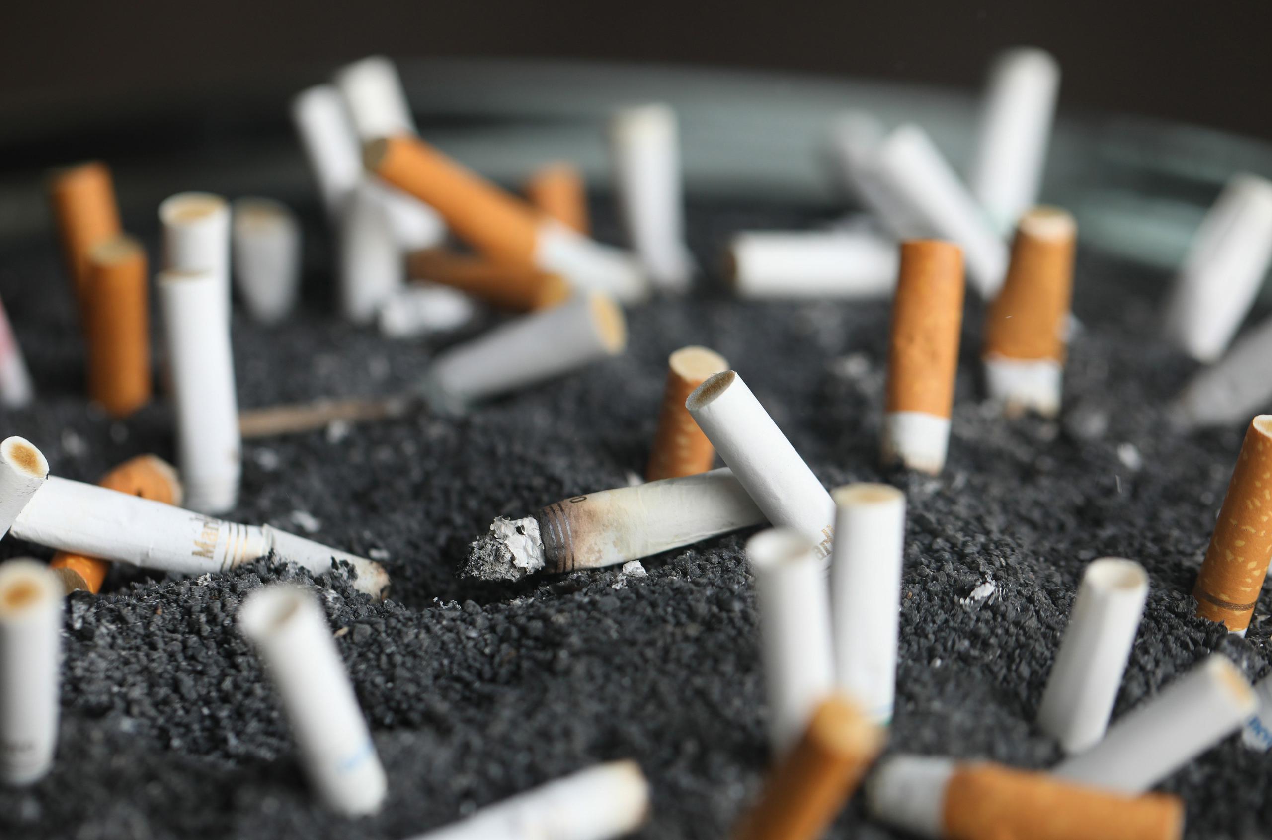 La Organización Mundial de la Salud recomendó que los fumadores dejen el hábito.