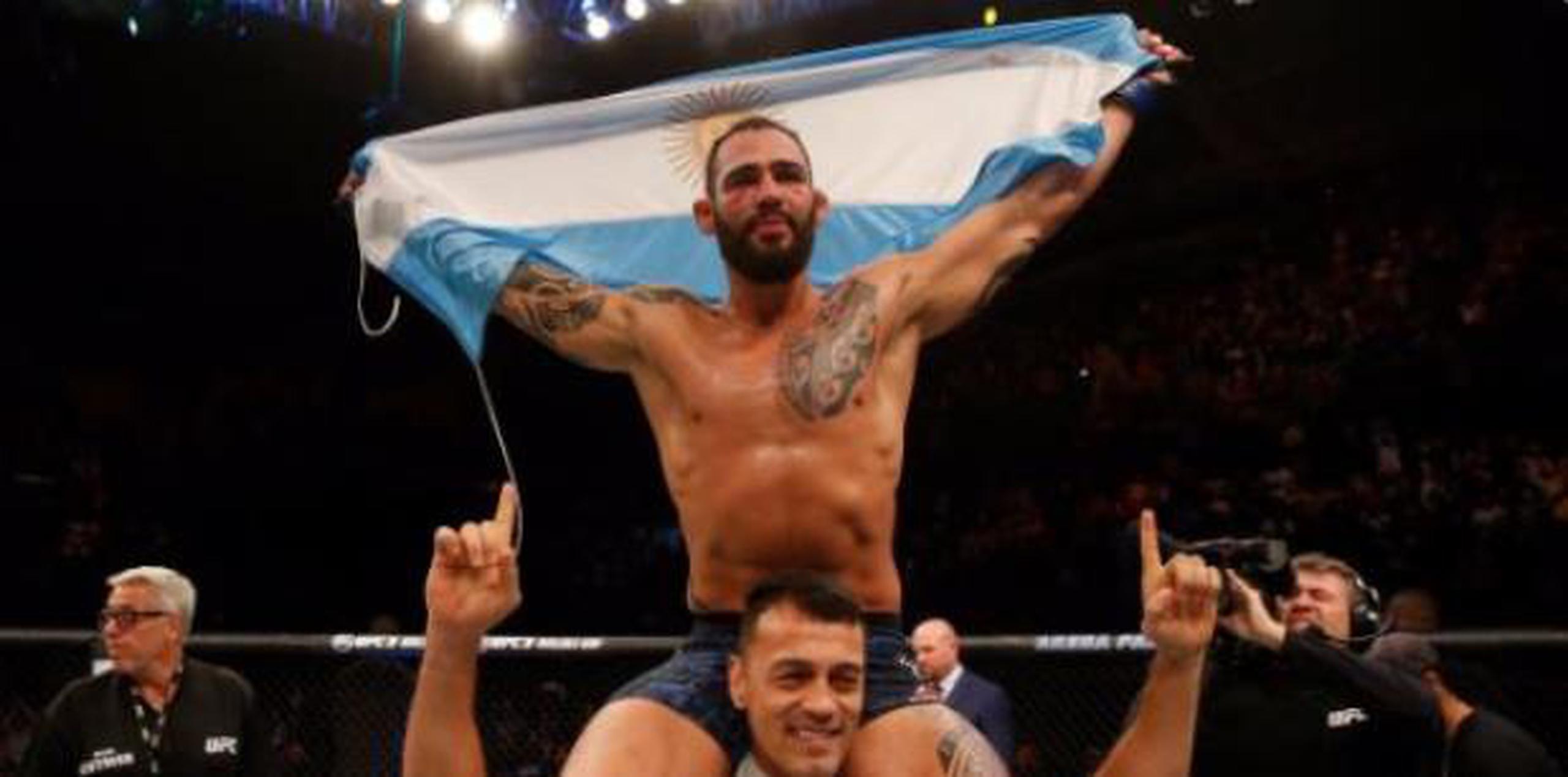 Tremendo derechazo acabó la pelea y colocó al argentino a celebrar arropado de su bandera. (UFC)