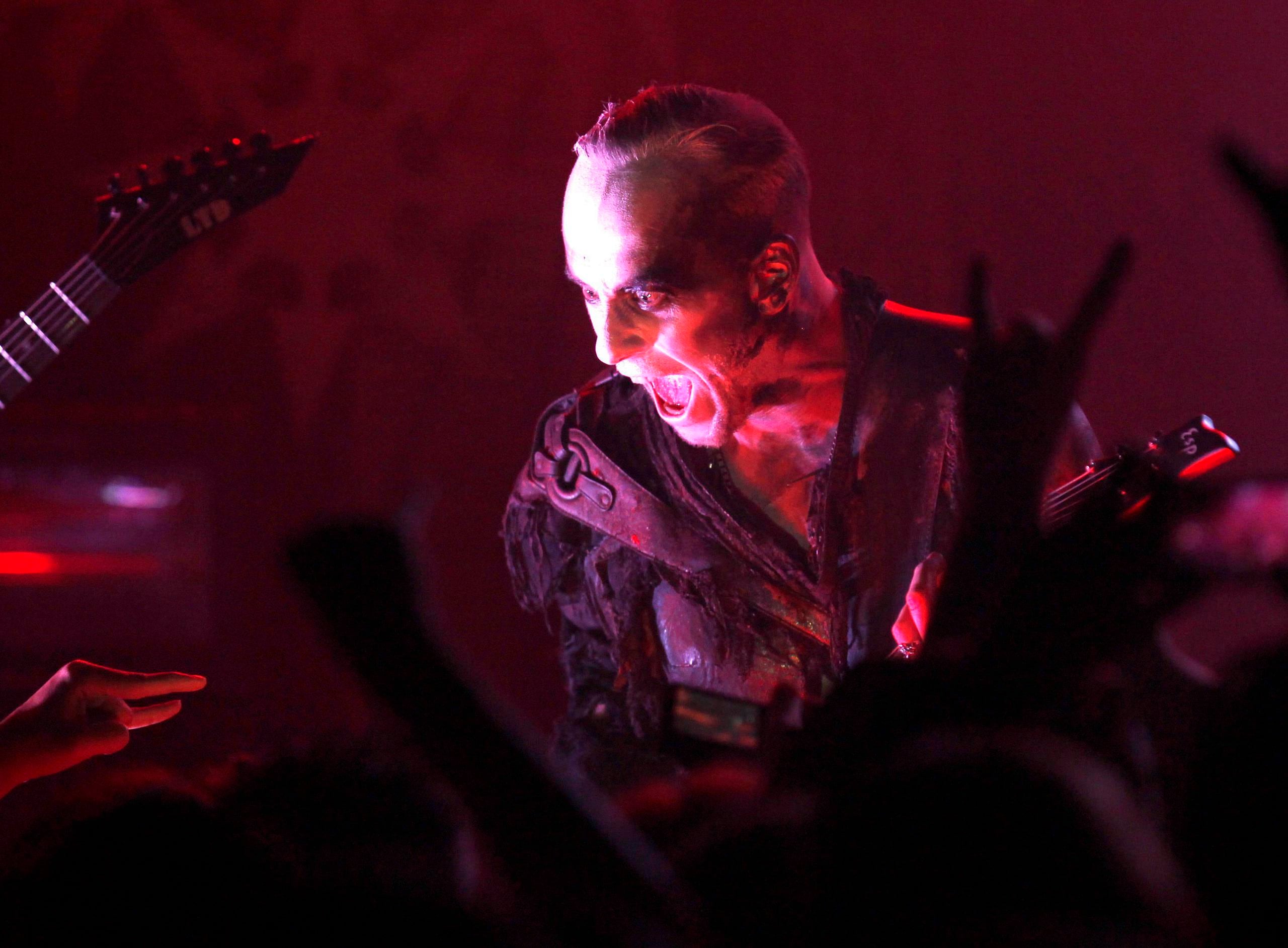 El cantante Adam "Nergal" Darski, líder del grupo polaco de rock satánico Behemoth, durante una actuación.