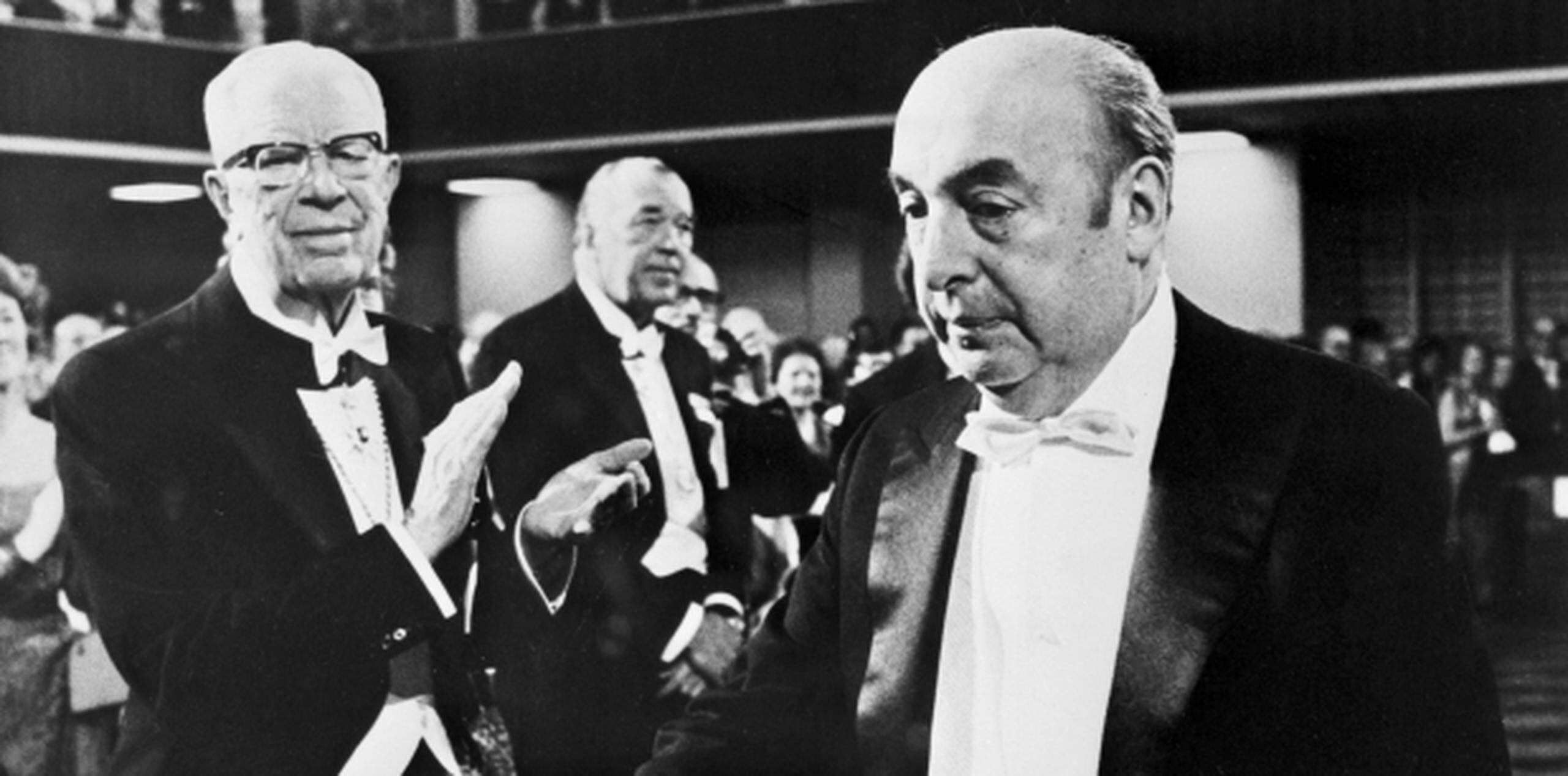 Pablo Neruda recibe el Premio Nobel de Literatura el 12 de octubre 1971 en Estocolmo. (Archivo)