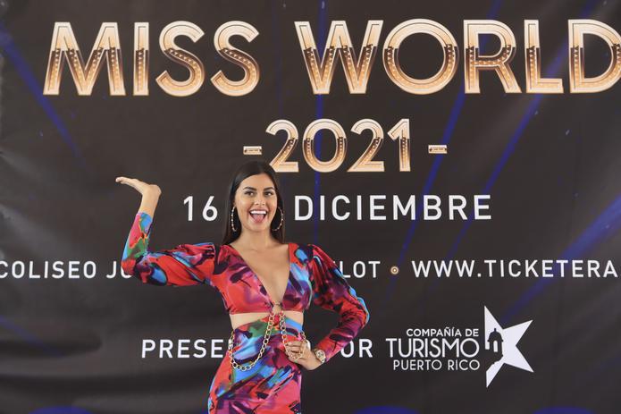 Aryam Díaz, representante de Puerto Rico en el certamen, participó de la bienvenida a las demás aspitantes al título de belleza.