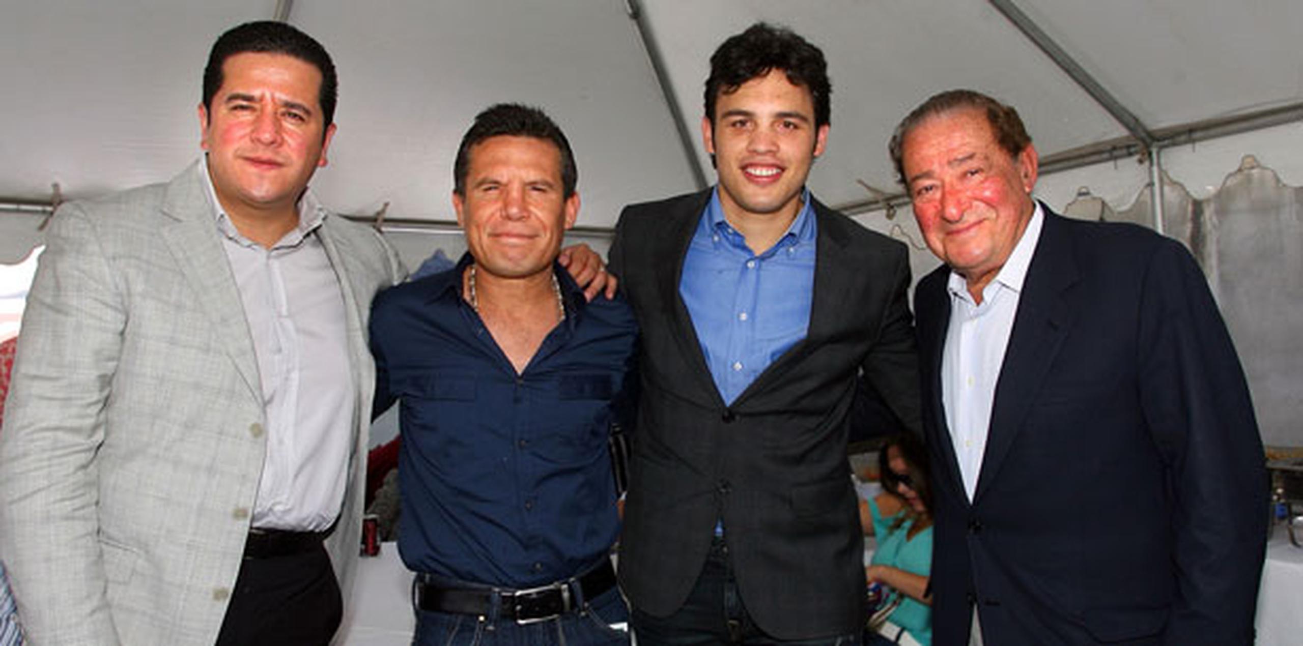 Rafael Chávez, era hermano de Julio César, segundo de izquierda a derecha, también tuvo aspiraciones de boxeo durante su juventud. (Archivo)