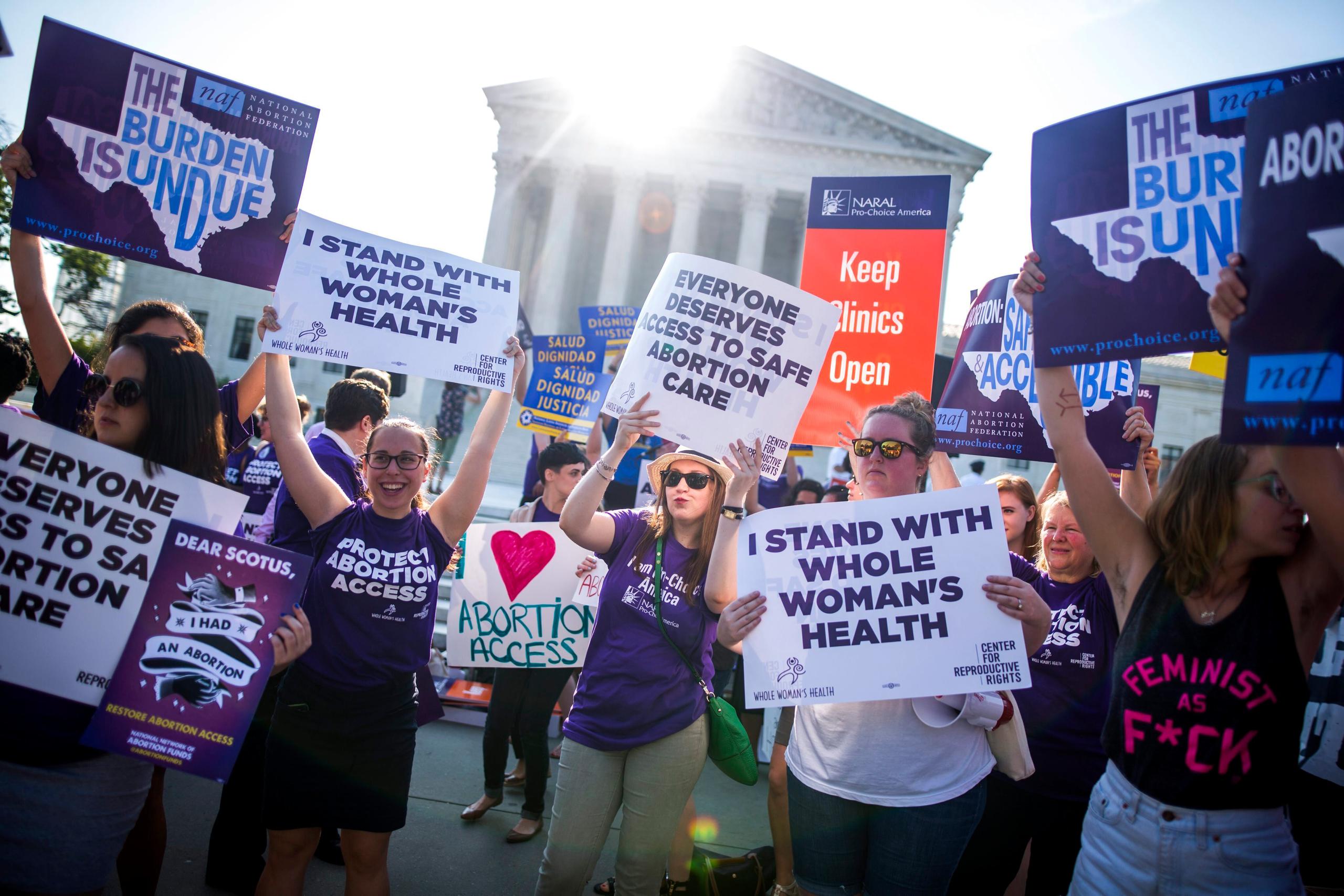 Fotografía de archivo de activistas y personas a favor del aborto protestan frente a las puertas del Tribunal Supremo en Washington. EFE/Jim Lo Scalzo
