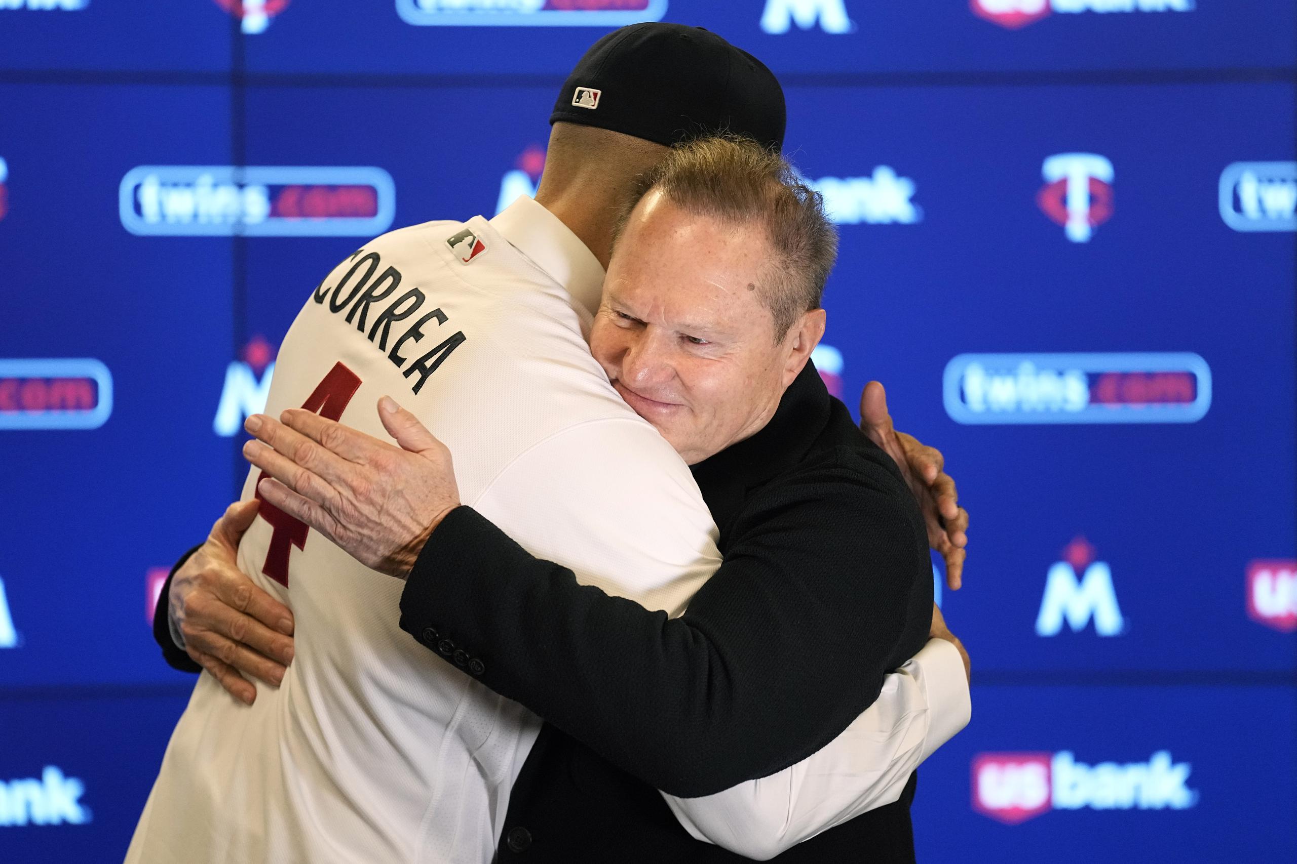 Carlos Correa abraza a su agente Scott Boras, a quien acreditó por el logro final de su firma.