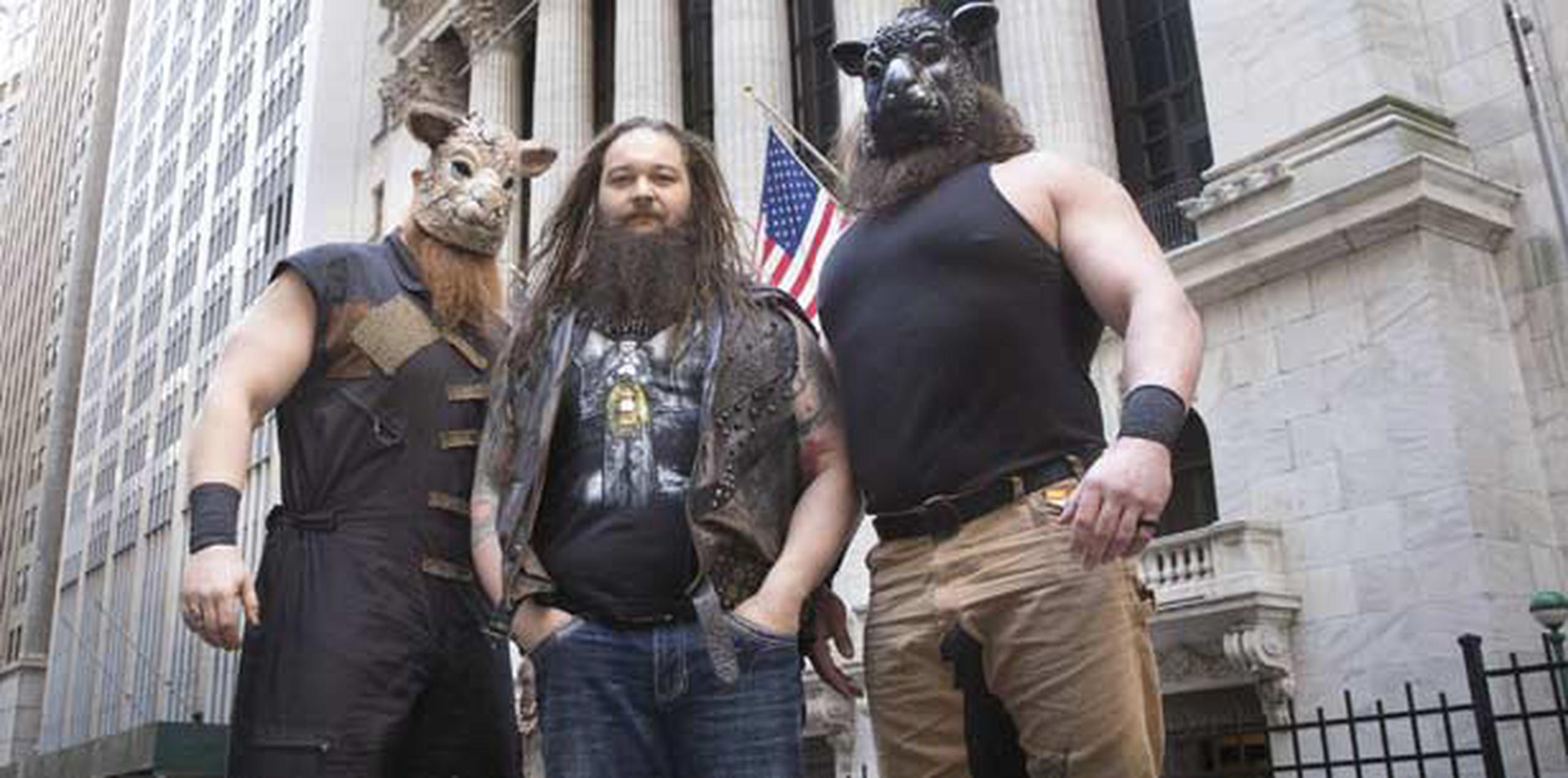 Los luchadores Erick Rowan, Bray Wyatt, y Braun Strowman posan frente a la sede de la Bolsa en Nueva York. (EFE)