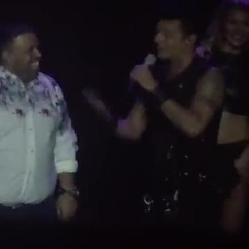 Molusco se trepa a bailar con Ricky Martin en show de Las Vegas
